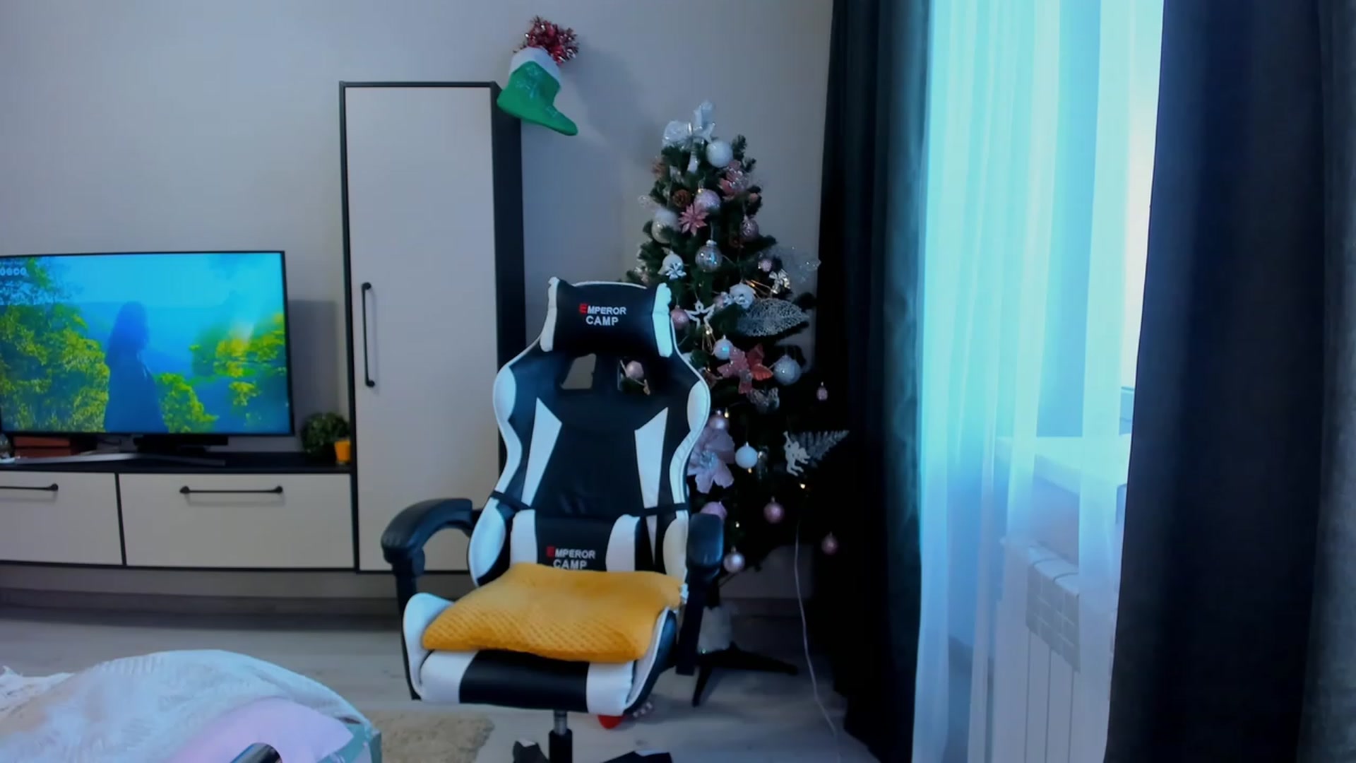 Gallery image thumbnail from Make_my_Luck's myfreecams stream on, 12/09/2022, 09:49 image 2 of 20
