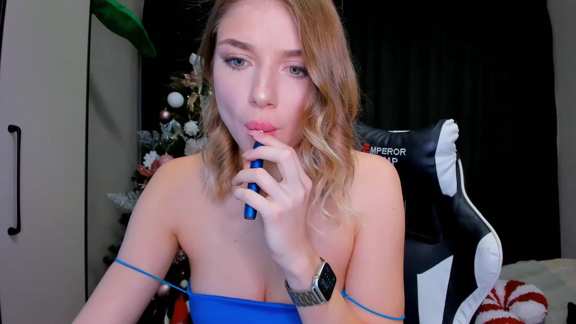 Gallery image thumbnail from Make_my_Luck's myfreecams stream on, 12/23/2022, 16:42 image 7 of 20