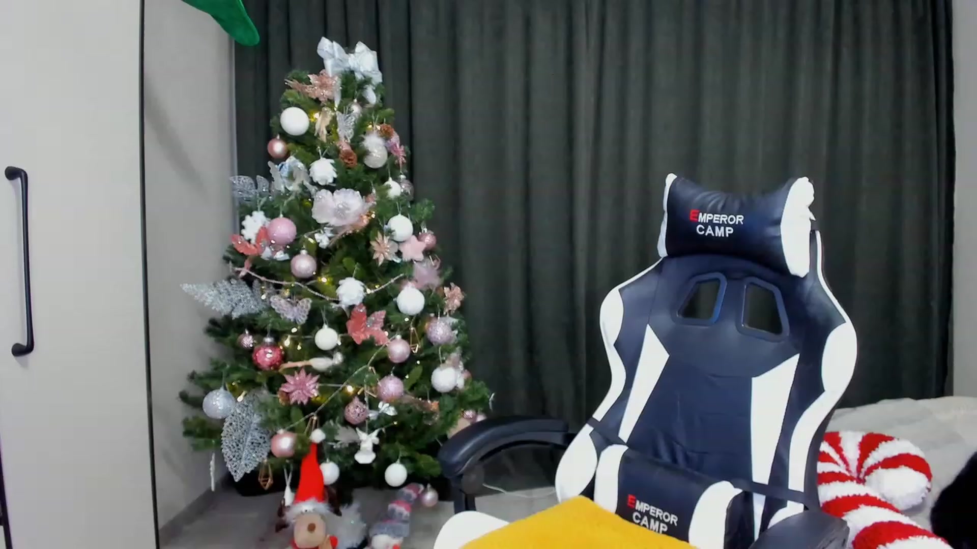 Gallery image thumbnail from Make_my_Luck's myfreecams stream on, 12/23/2022, 16:42 image 3 of 20