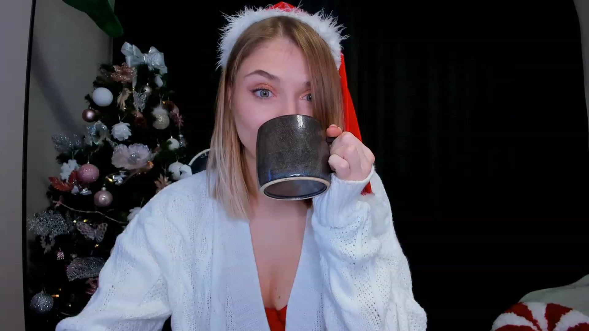 Gallery image thumbnail from Make_my_Luck's myfreecams stream on, 12/25/2022, 17:48 image 1 of 20