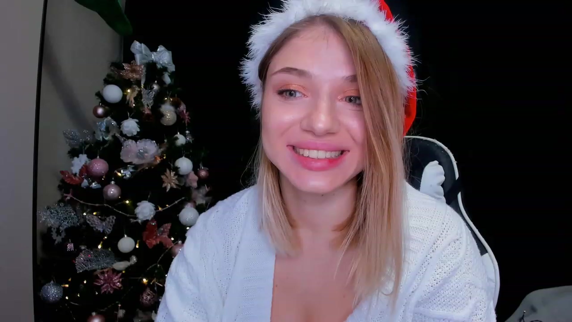 Gallery image thumbnail from Make_my_Luck's myfreecams stream on, 12/25/2022, 18:39 image 7 of 20