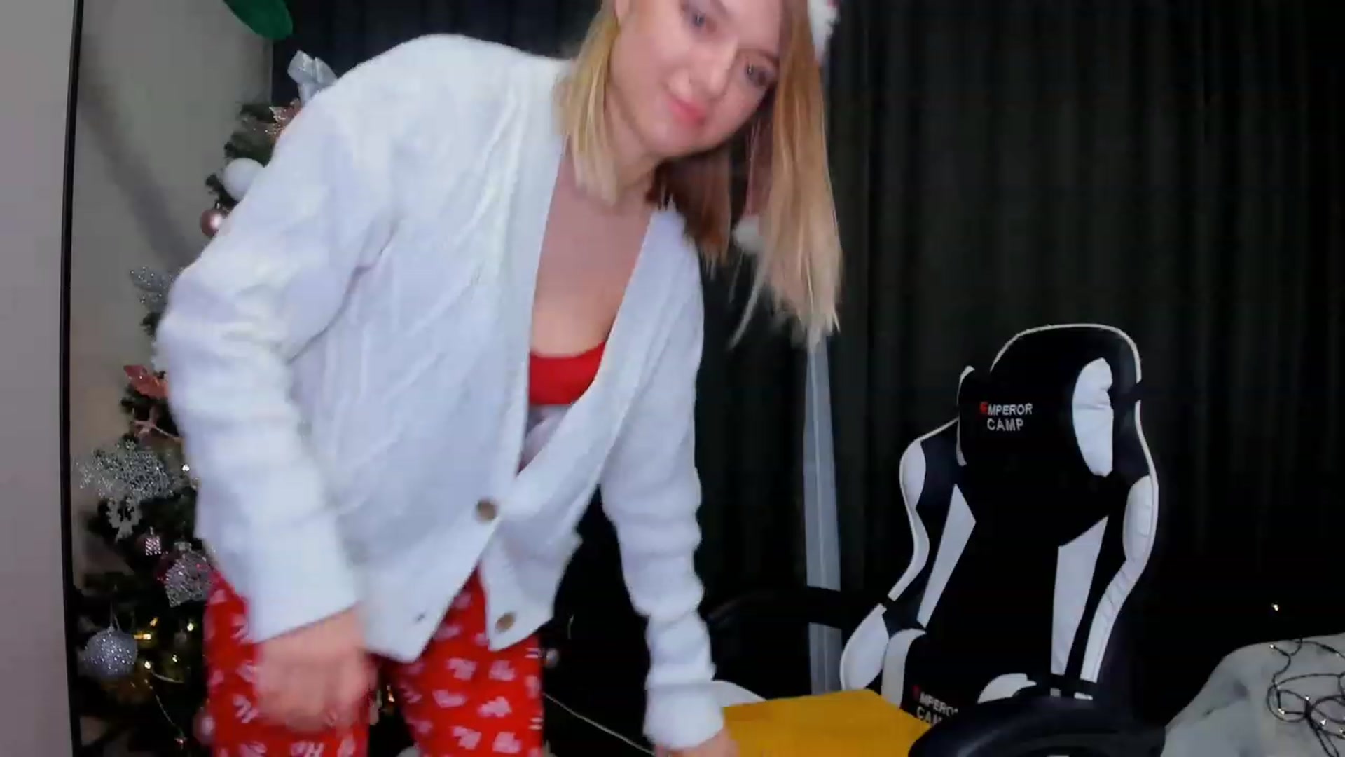 Gallery image thumbnail from Make_my_Luck's myfreecams stream on, 12/25/2022, 18:39 image 3 of 20