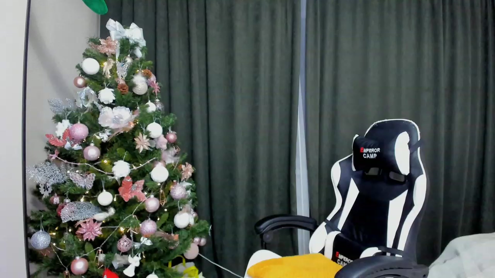 Gallery image thumbnail from Make_my_Luck's myfreecams stream on, 12/25/2022, 18:39 image 2 of 20