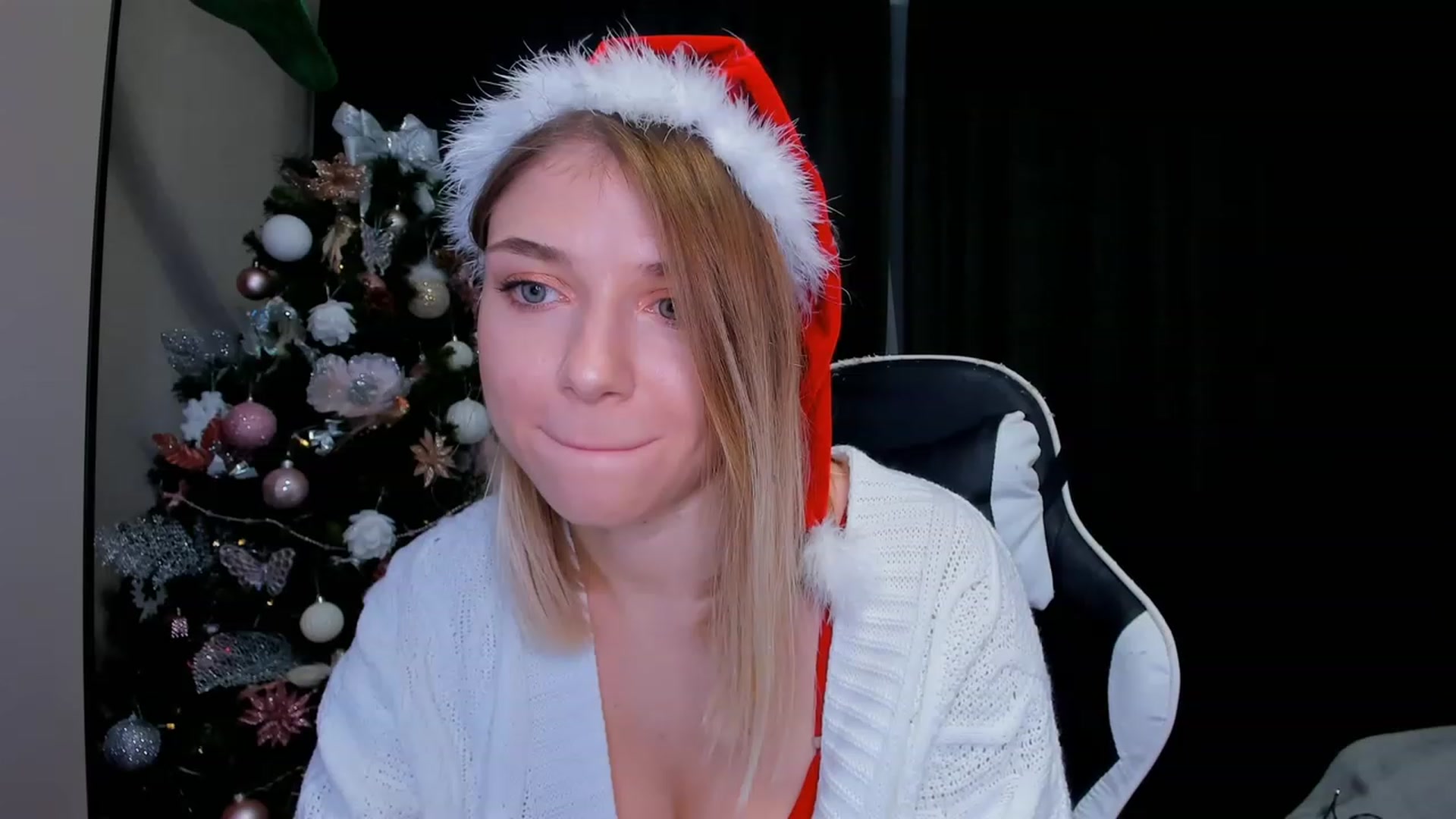 Gallery image thumbnail from Make_my_Luck's myfreecams stream on, 12/25/2022, 18:39 image 6 of 20