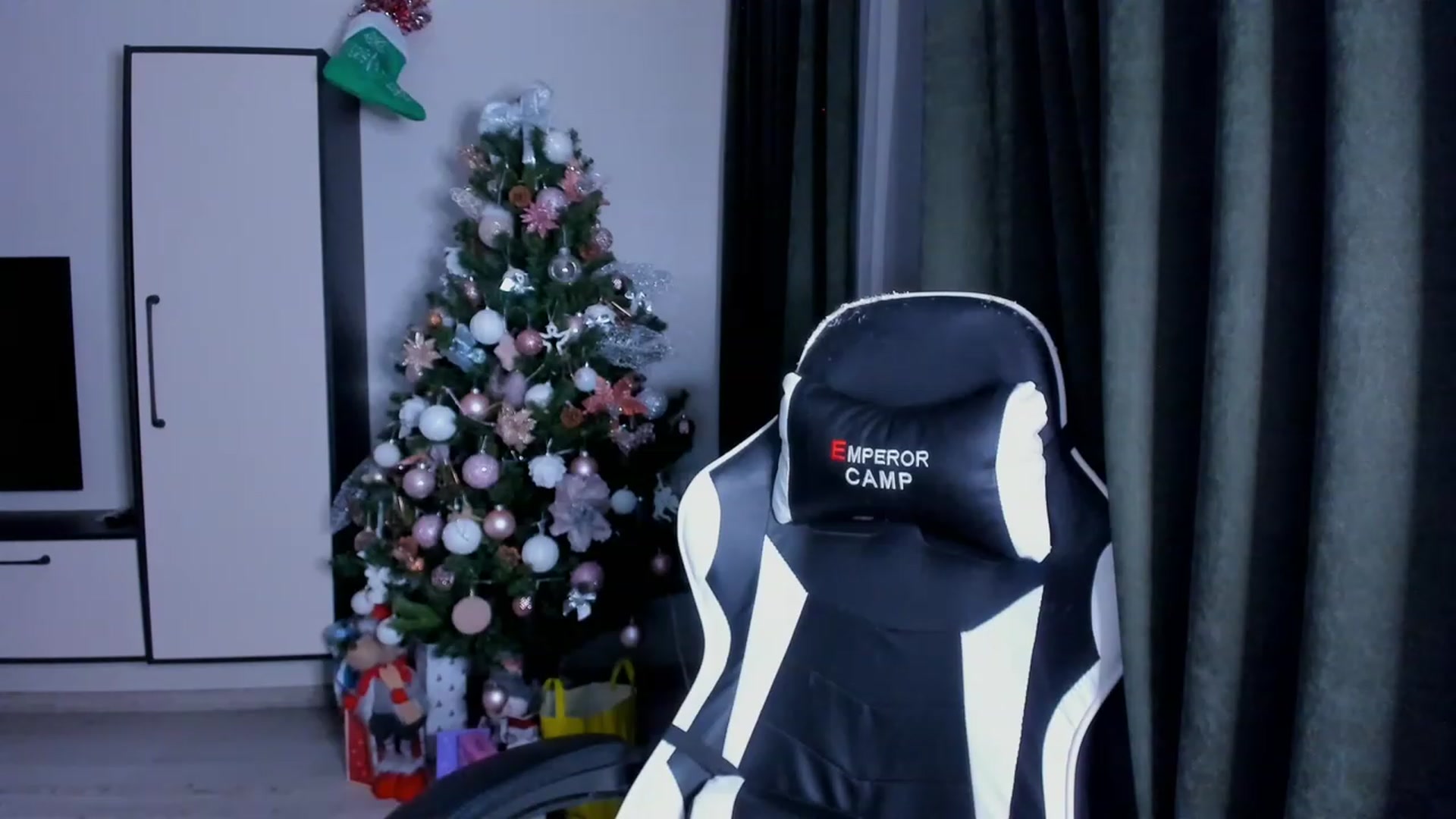 Gallery image thumbnail from Make_my_Luck's myfreecams stream on, 12/31/2022, 15:03 image 16 of 20