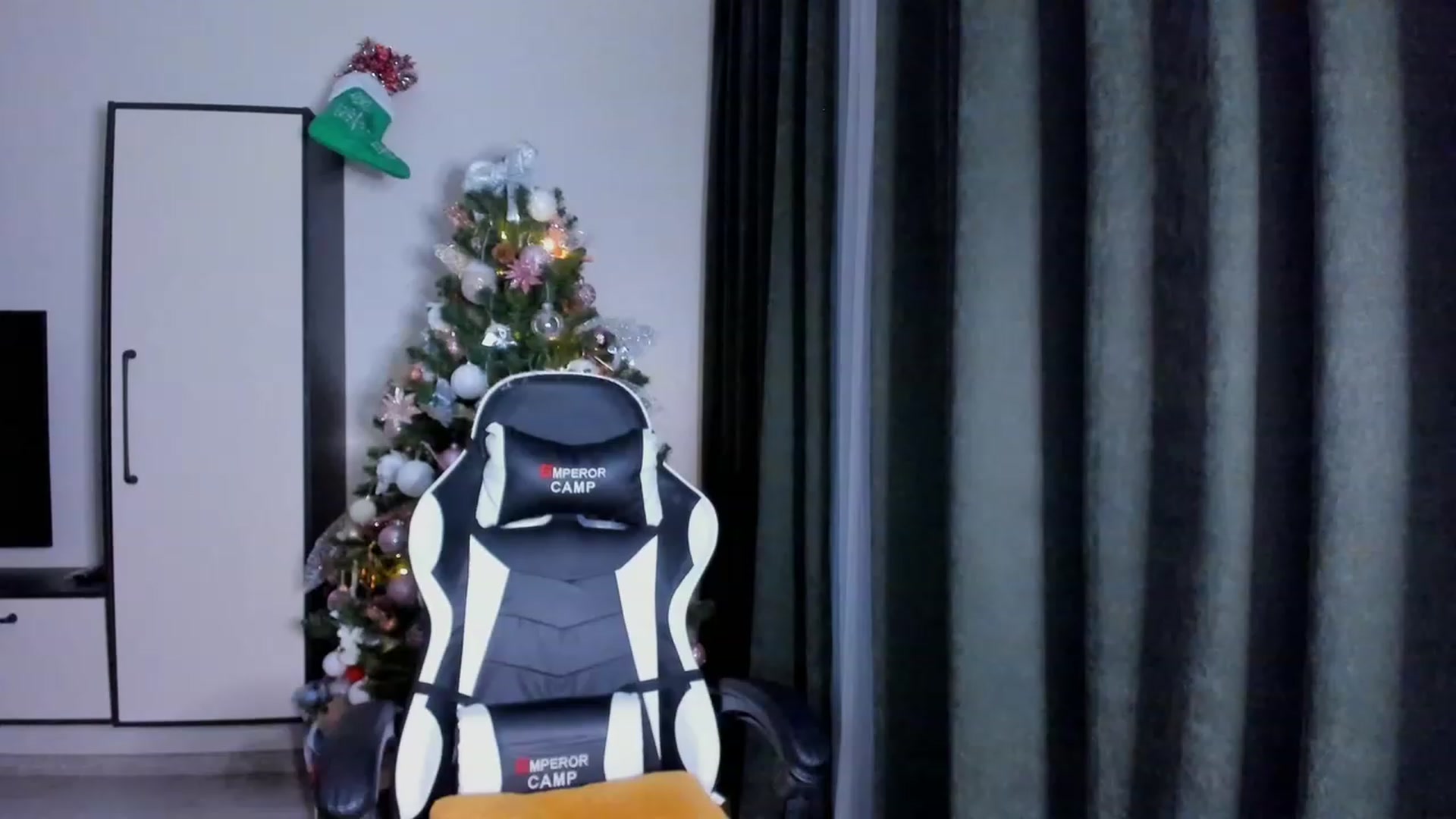 Gallery image thumbnail from Make_my_Luck's myfreecams stream on, 12/31/2022, 15:03 image 1 of 20