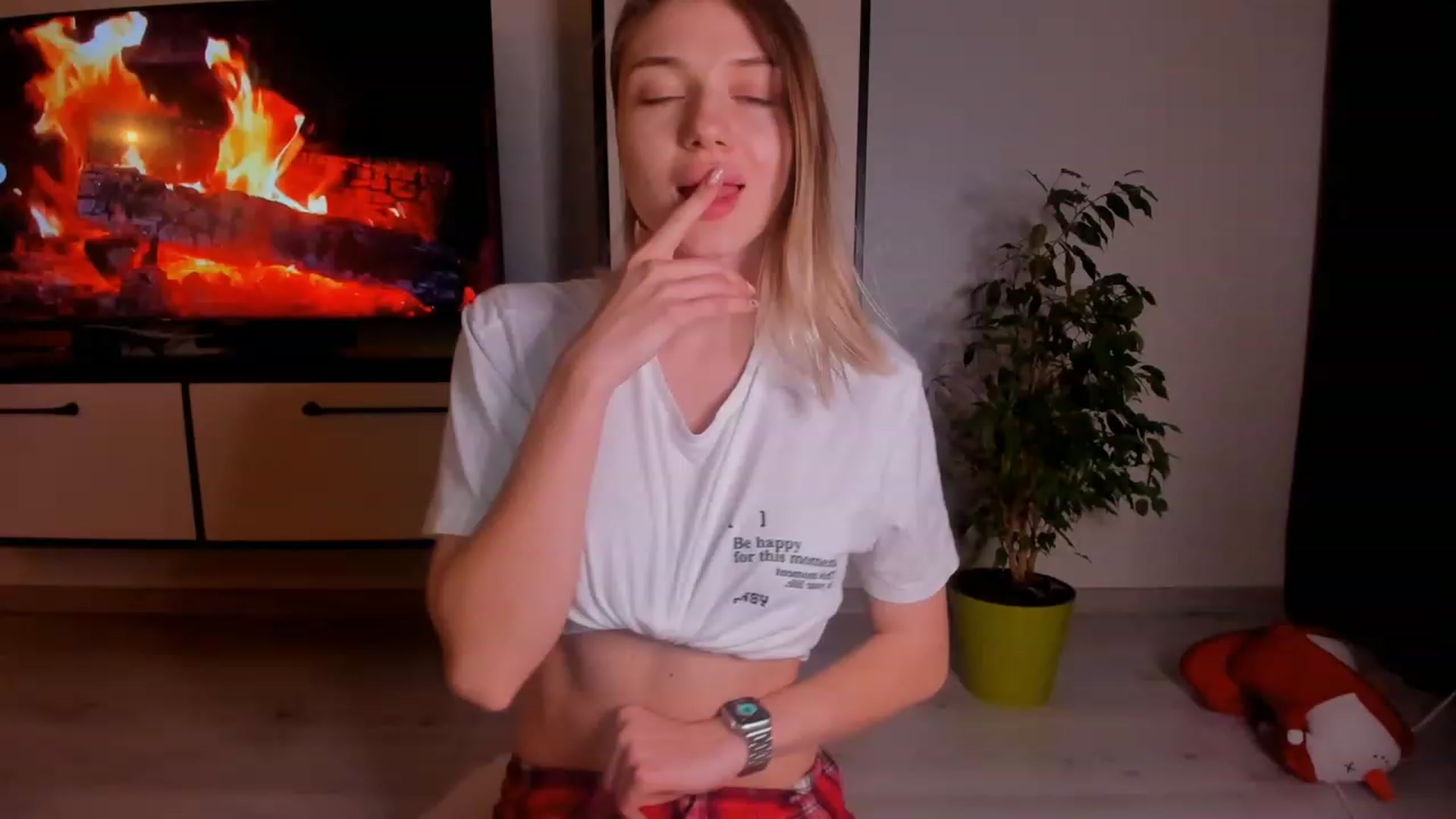 Gallery image thumbnail from Make_my_Luck's myfreecams stream on, 02/20/2023, 18:09 image 6 of 20