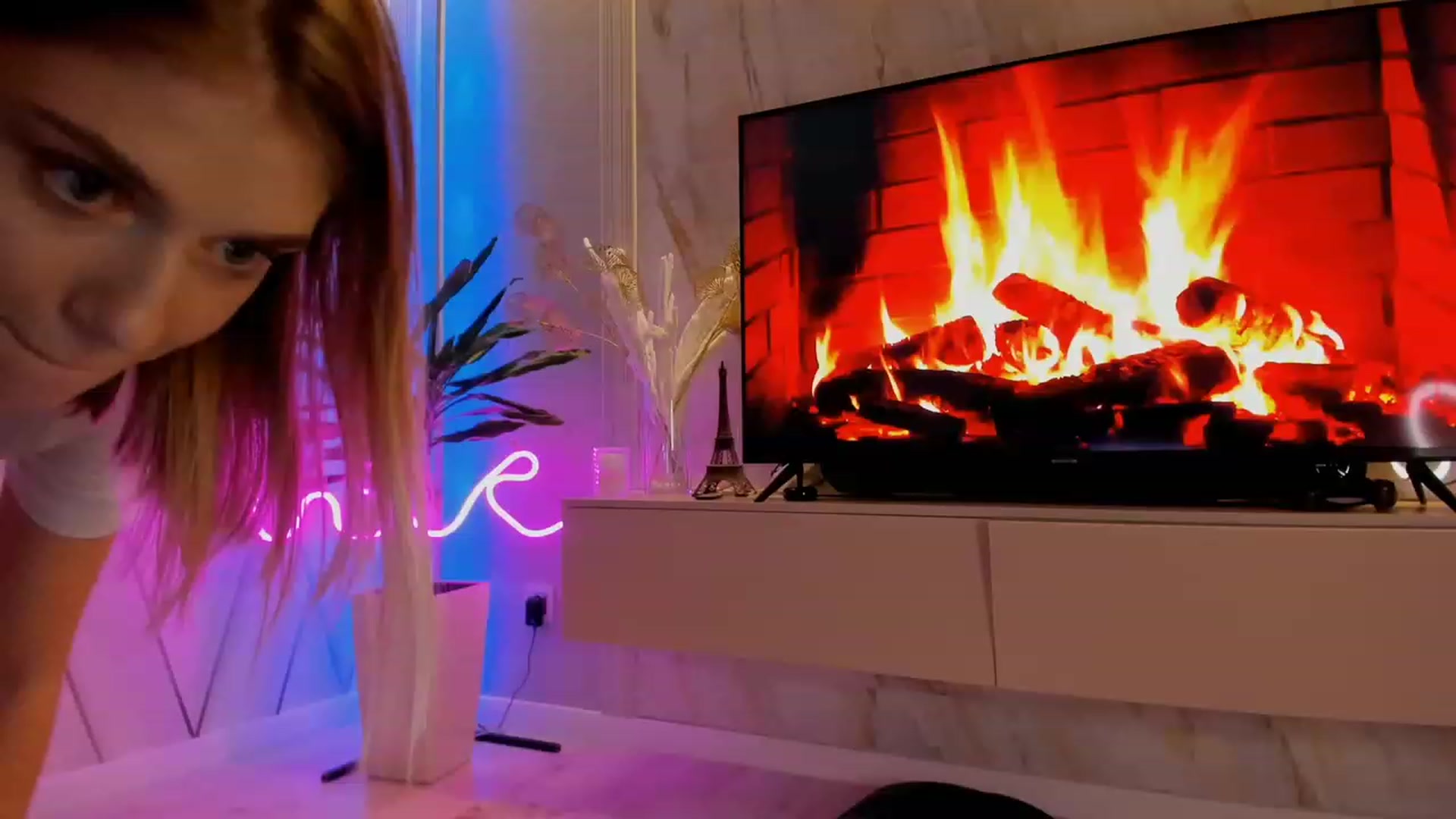 Gallery image thumbnail from Make_my_Luck's myfreecams stream on, 03/08/2023, 21:52 image 2 of 20