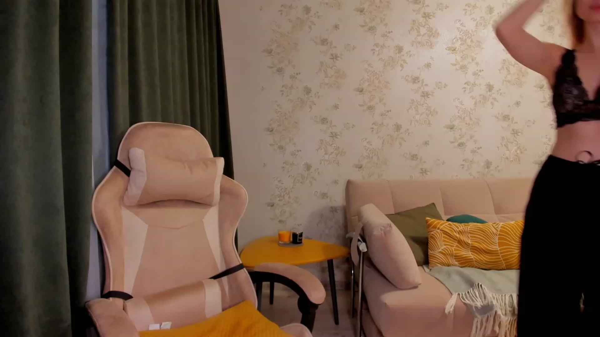 Gallery image thumbnail from Make_my_Luck's myfreecams stream on, 03/18/2023, 15:11 image 8 of 20