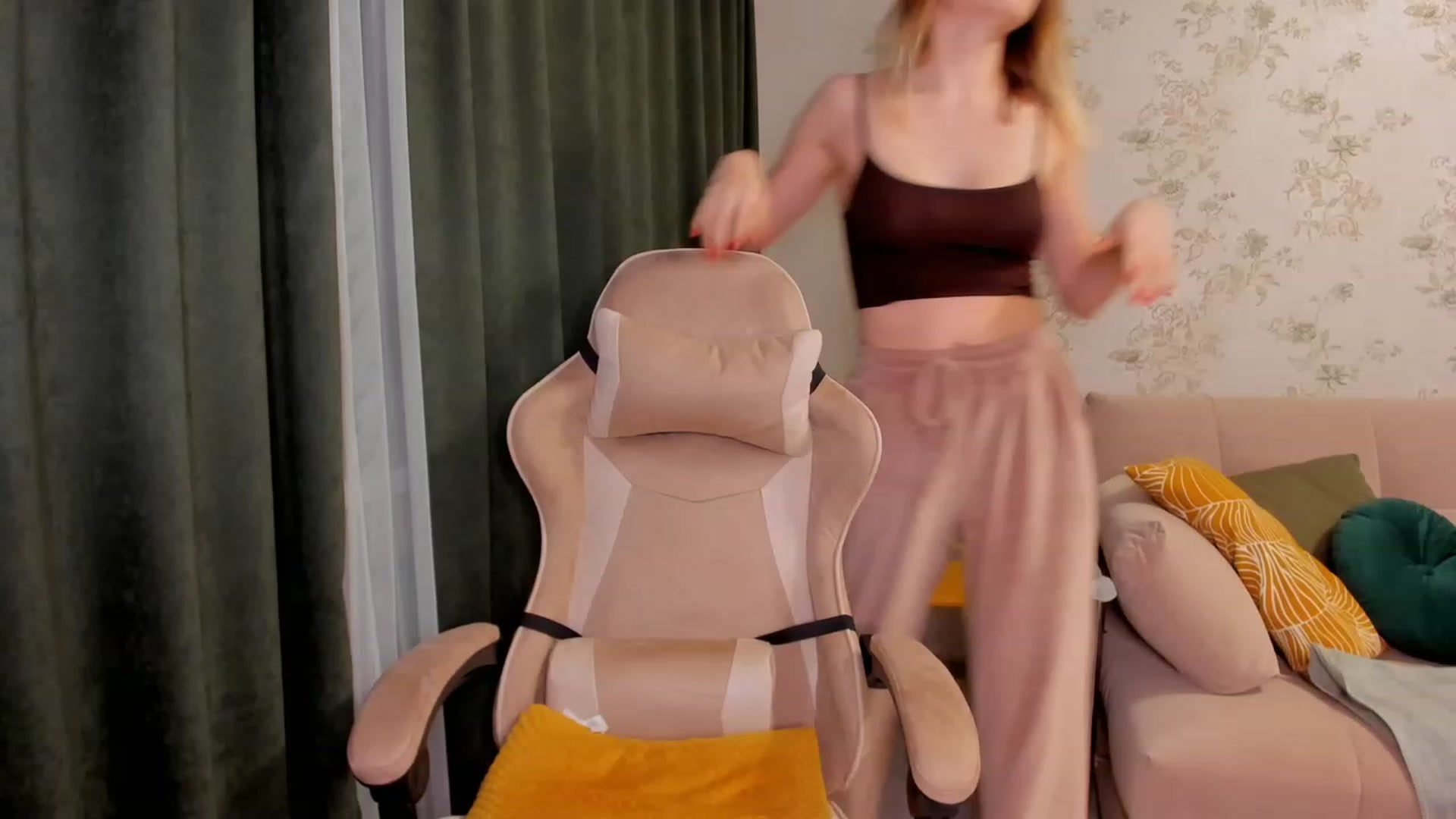 Gallery image thumbnail from Make_my_Luck's myfreecams stream on, 03/26/2023, 21:22 image 15 of 20