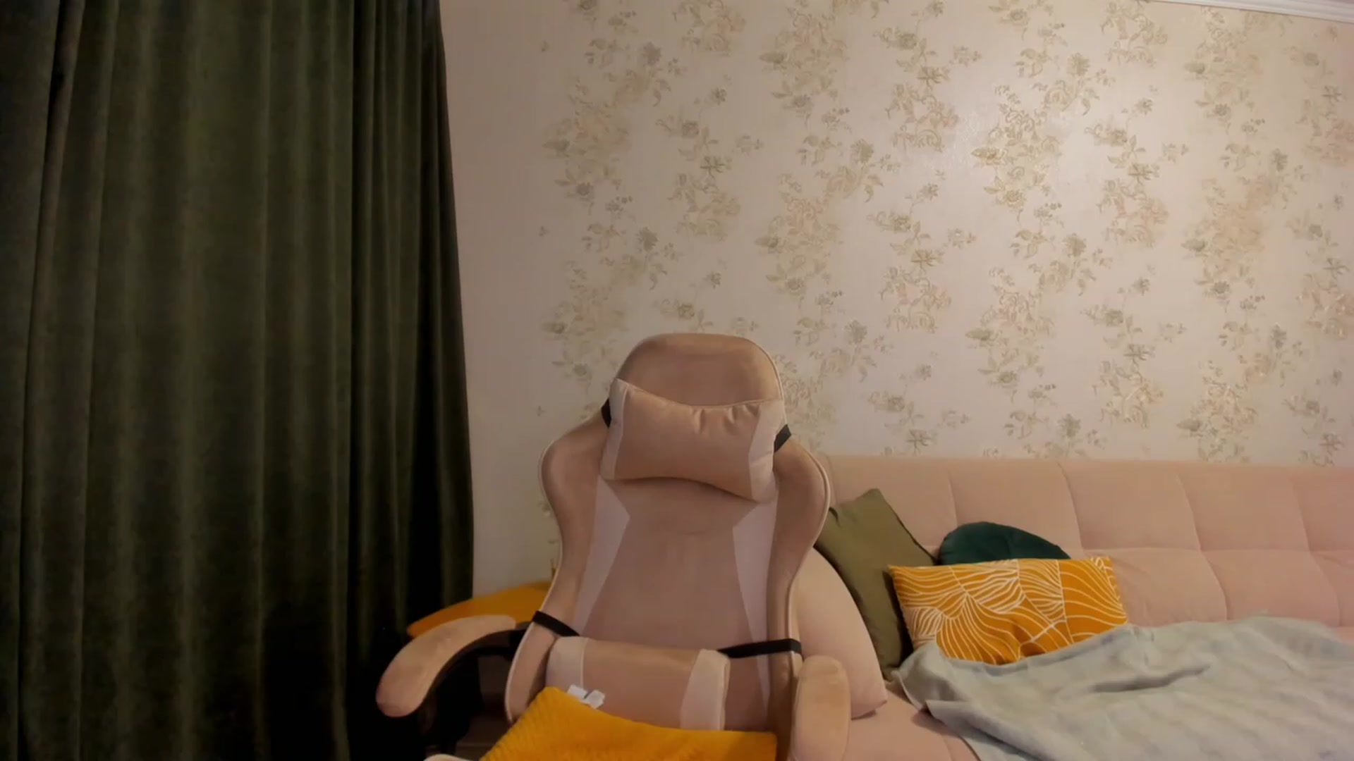 Gallery image thumbnail from Make_my_Luck's myfreecams stream on, 03/30/2023, 18:43 image 15 of 20
