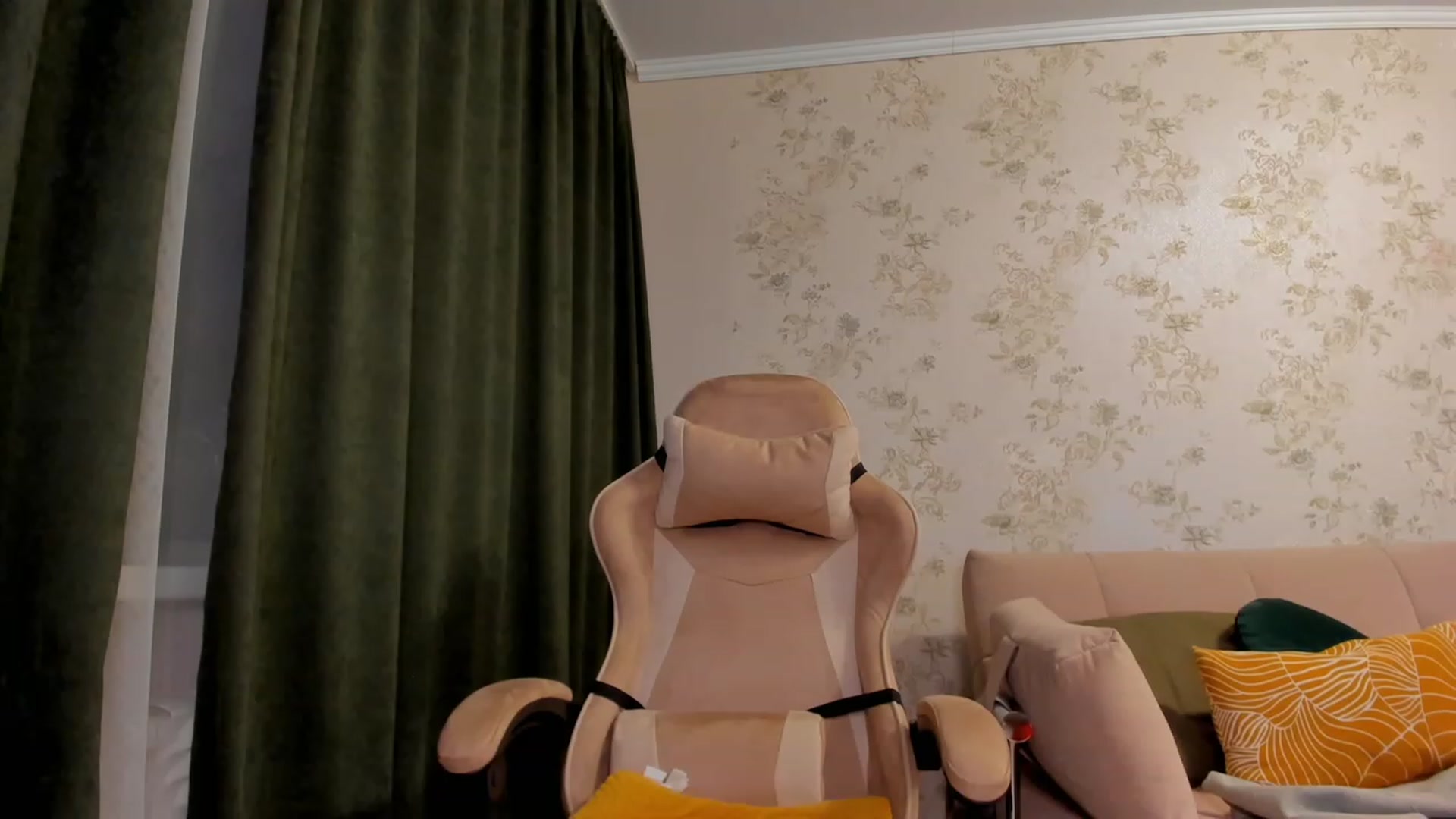 Gallery image thumbnail from Make_my_Luck's myfreecams stream on, 03/31/2023, 20:35 image 10 of 20