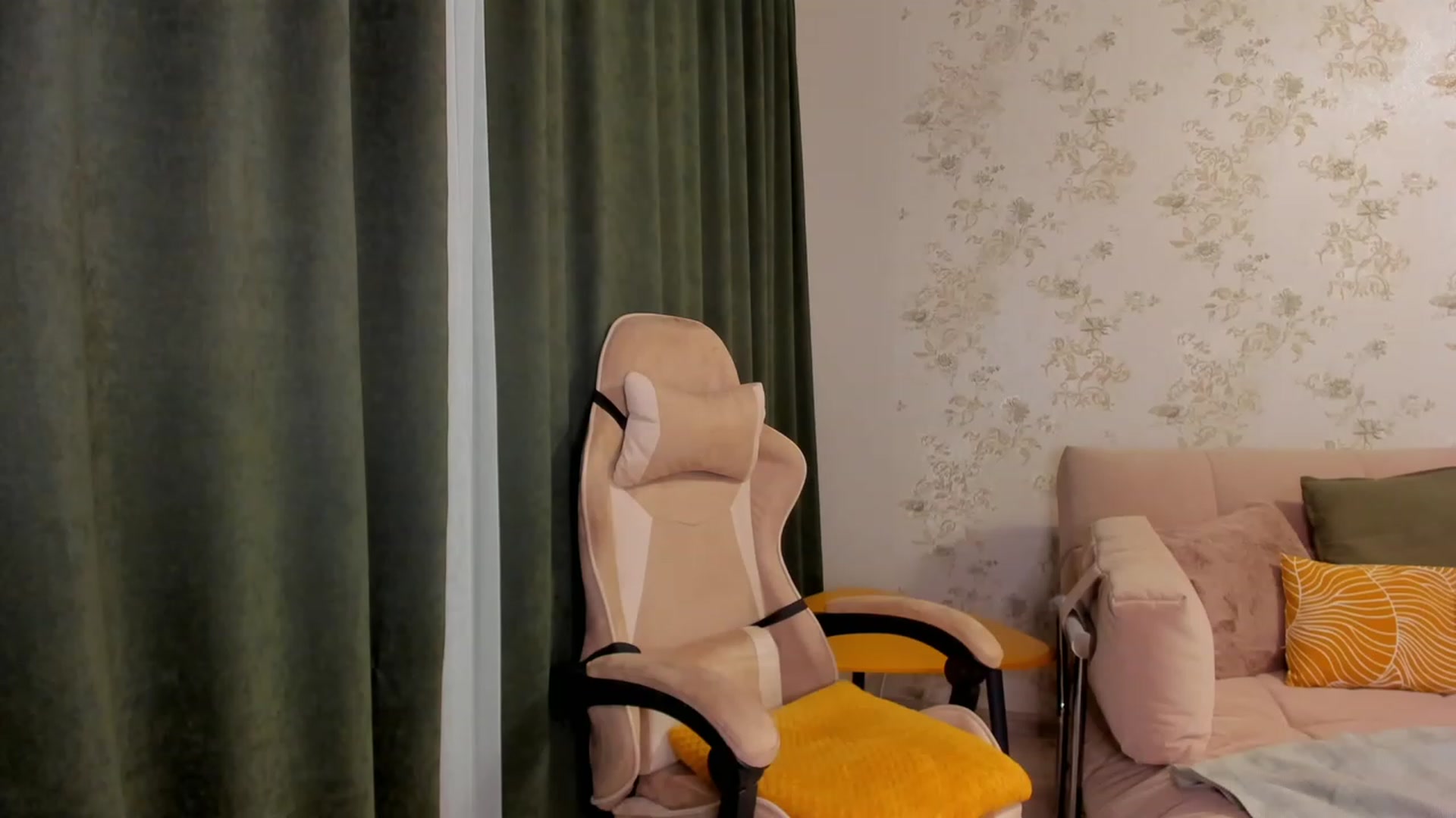 Gallery image thumbnail from Make_my_Luck's myfreecams stream on, 04/12/2023, 19:11 image 14 of 20