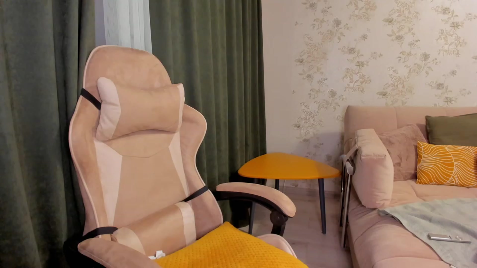Gallery image thumbnail from Make_my_Luck's myfreecams stream on, 04/12/2023, 19:11 image 19 of 20