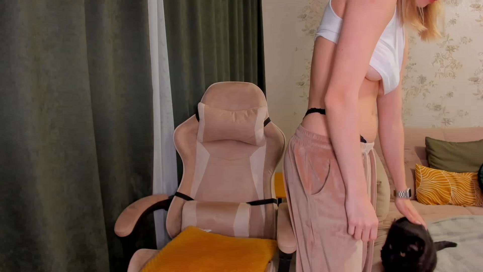 Gallery image thumbnail from Make_my_Luck's myfreecams stream on, 04/12/2023, 20:25 image 9 of 20