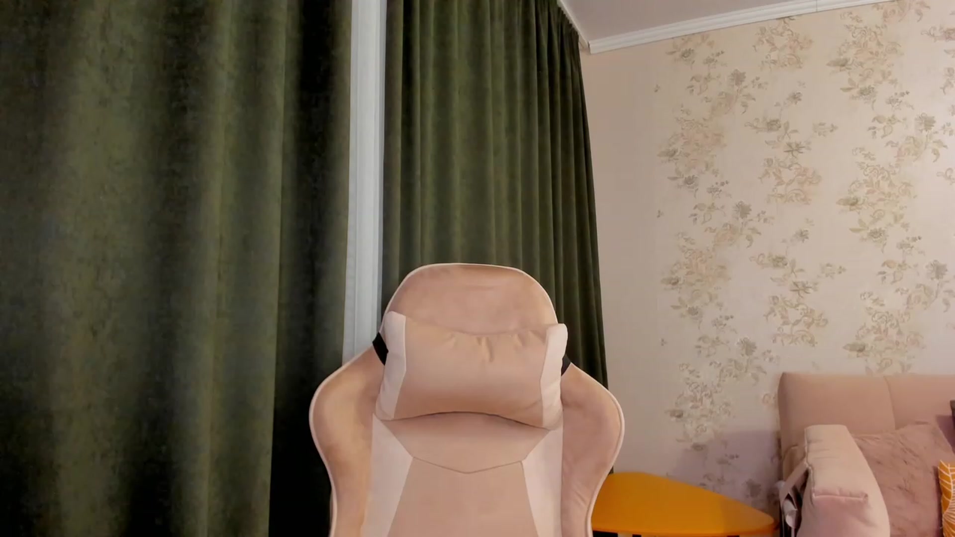 Gallery image thumbnail from Make_my_Luck's myfreecams stream on, 04/13/2023, 20:54 image 6 of 20
