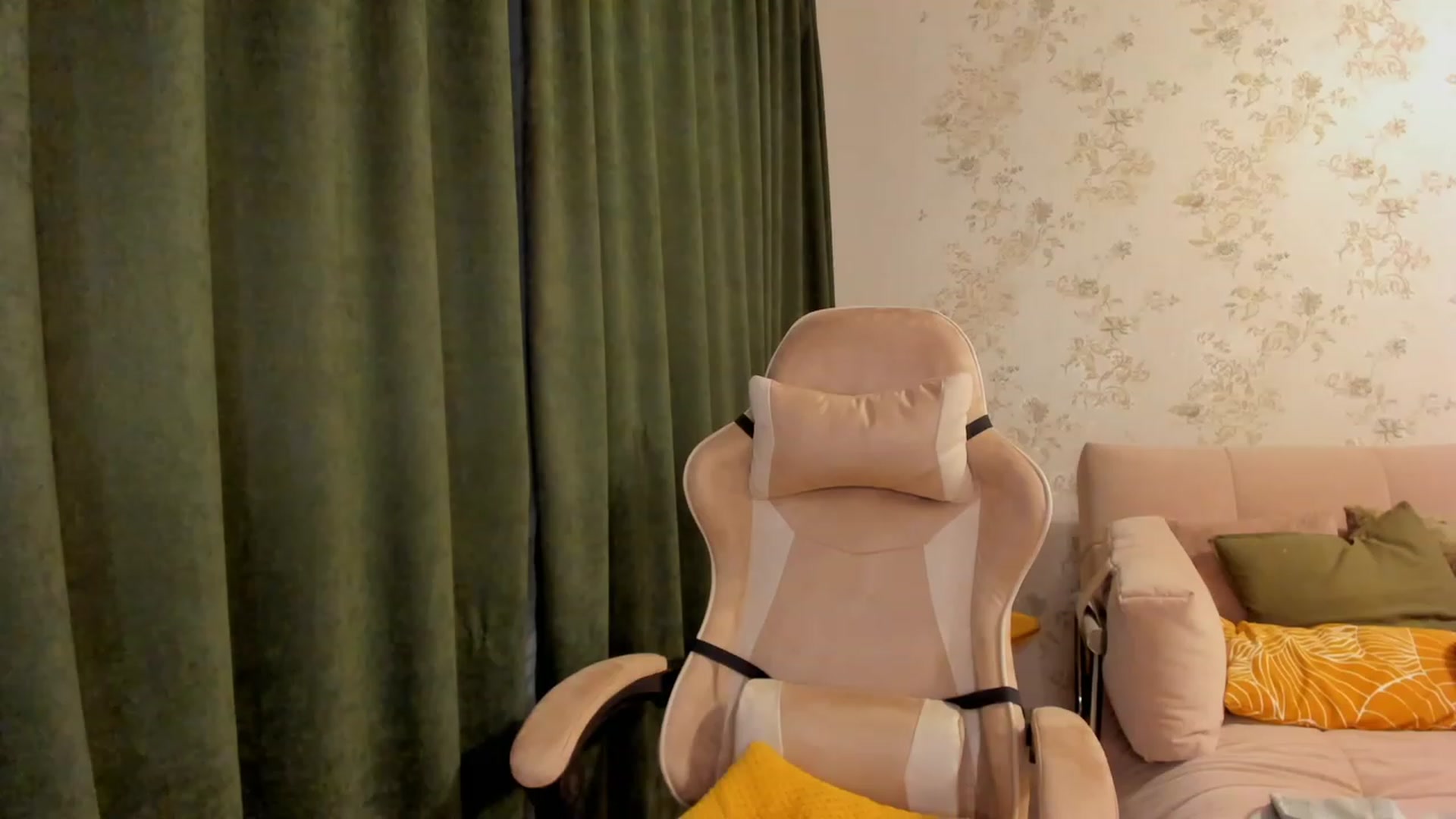 Gallery image thumbnail from Make_my_Luck's myfreecams stream on, 05/30/2023, 19:13 image 14 of 20
