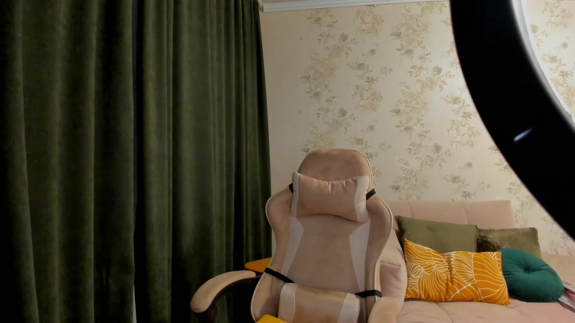 Gallery image thumbnail from Make_my_Luck's myfreecams stream on, 06/06/2023, 19:37 image 2 of 20