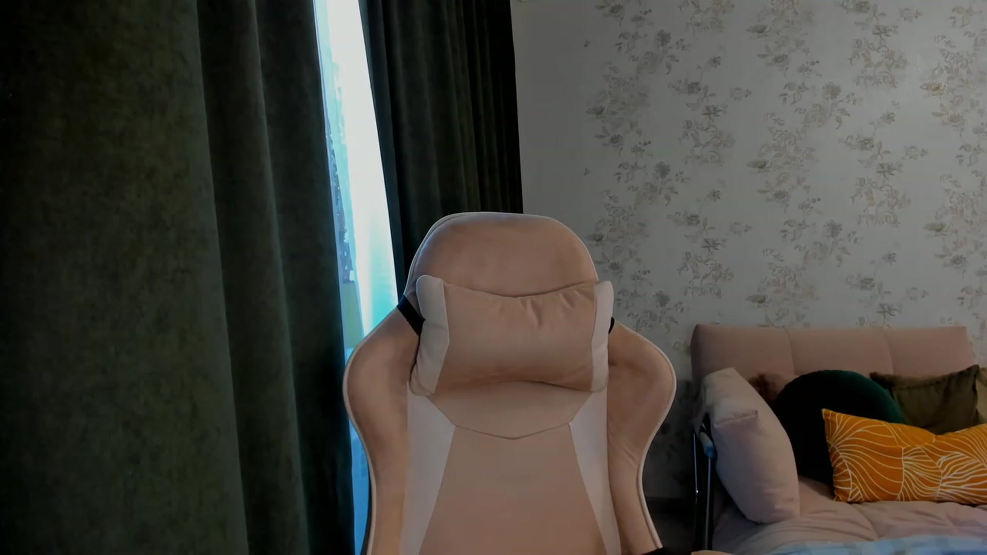 Gallery image thumbnail from Make_my_Luck's myfreecams stream on, 09/04/2023, 09:31 image 1 of 20