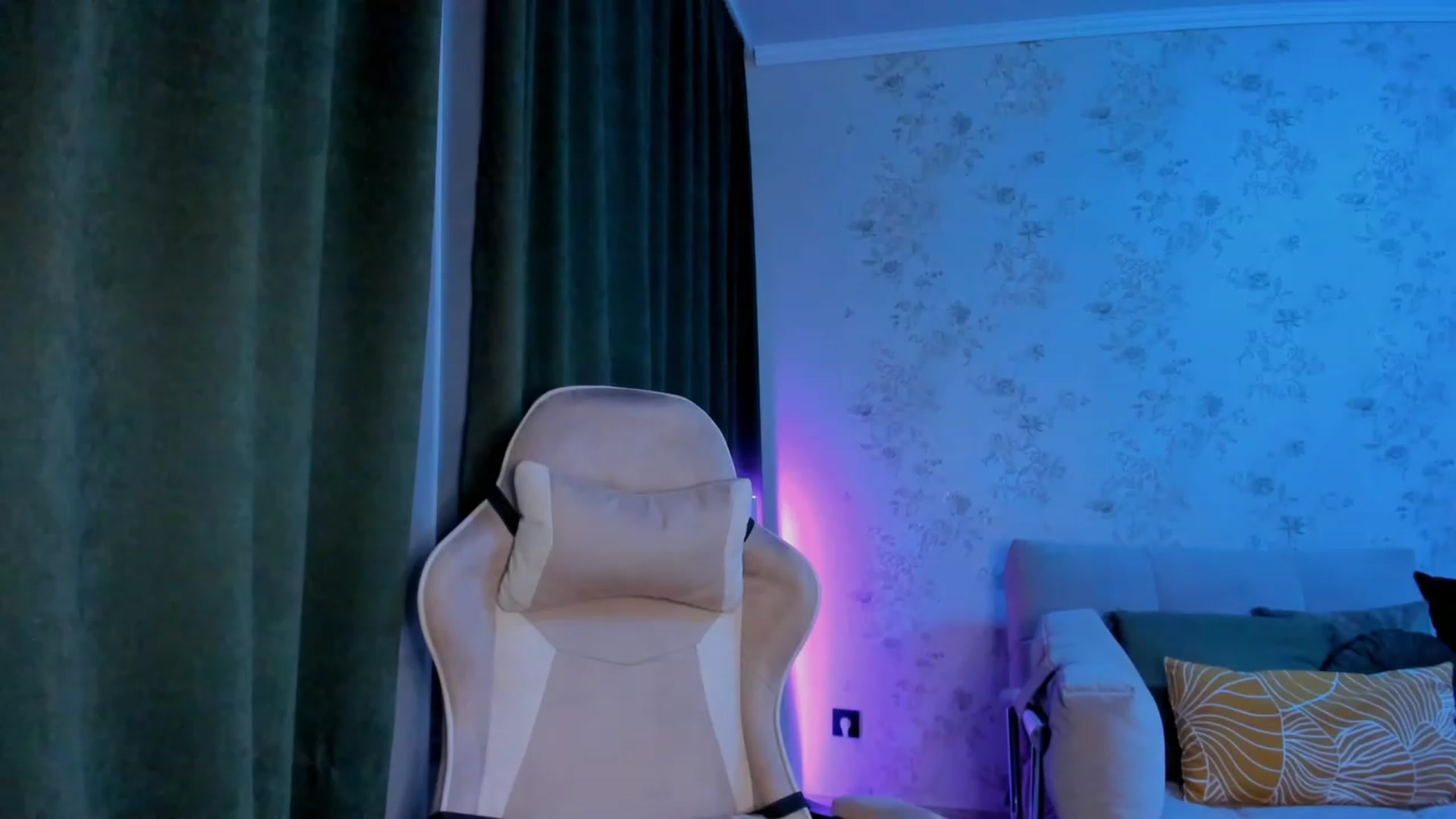 Gallery image thumbnail from Make_my_Luck's myfreecams stream on, 09/28/2023, 21:21 image 10 of 20