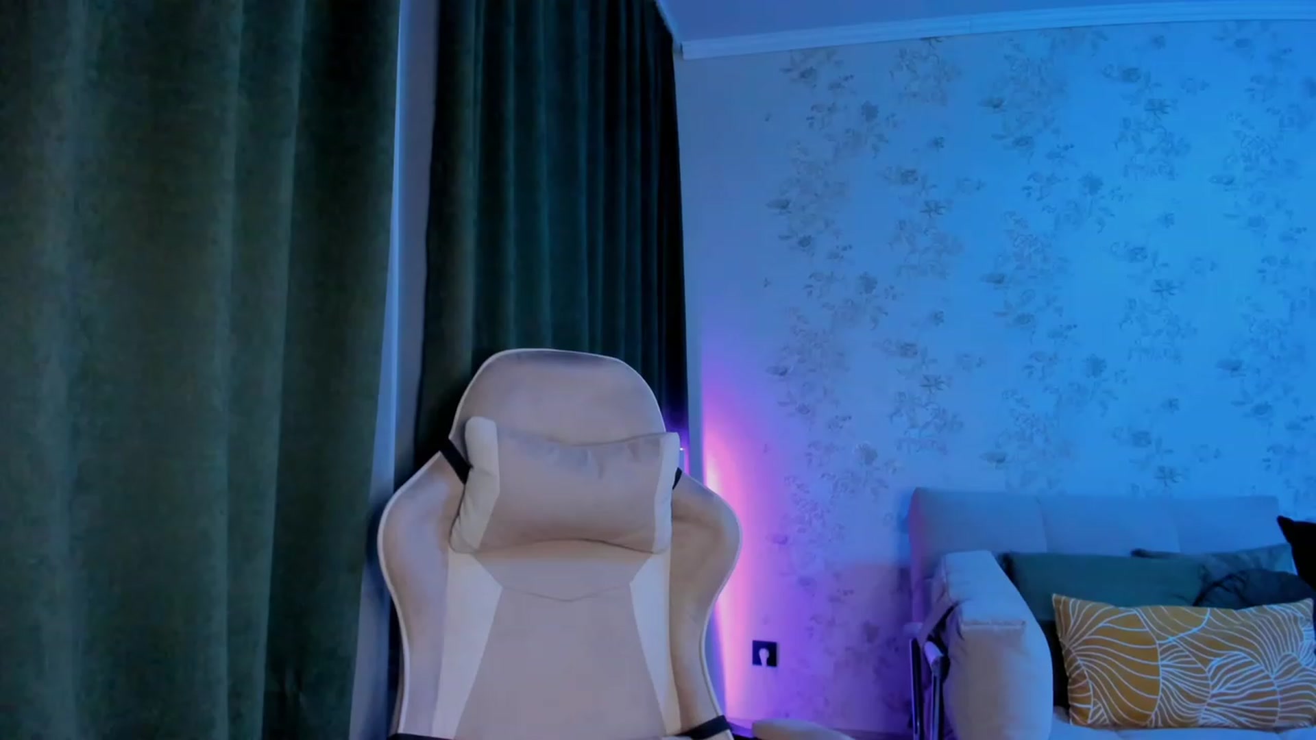 Gallery image thumbnail from Make_my_Luck's myfreecams stream on, 09/28/2023, 21:21 image 9 of 20