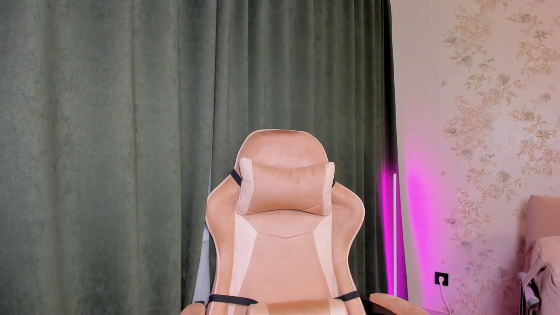 Gallery image thumbnail from Make_my_Luck's myfreecams stream on, 10/13/2023, 22:23 image 3 of 20