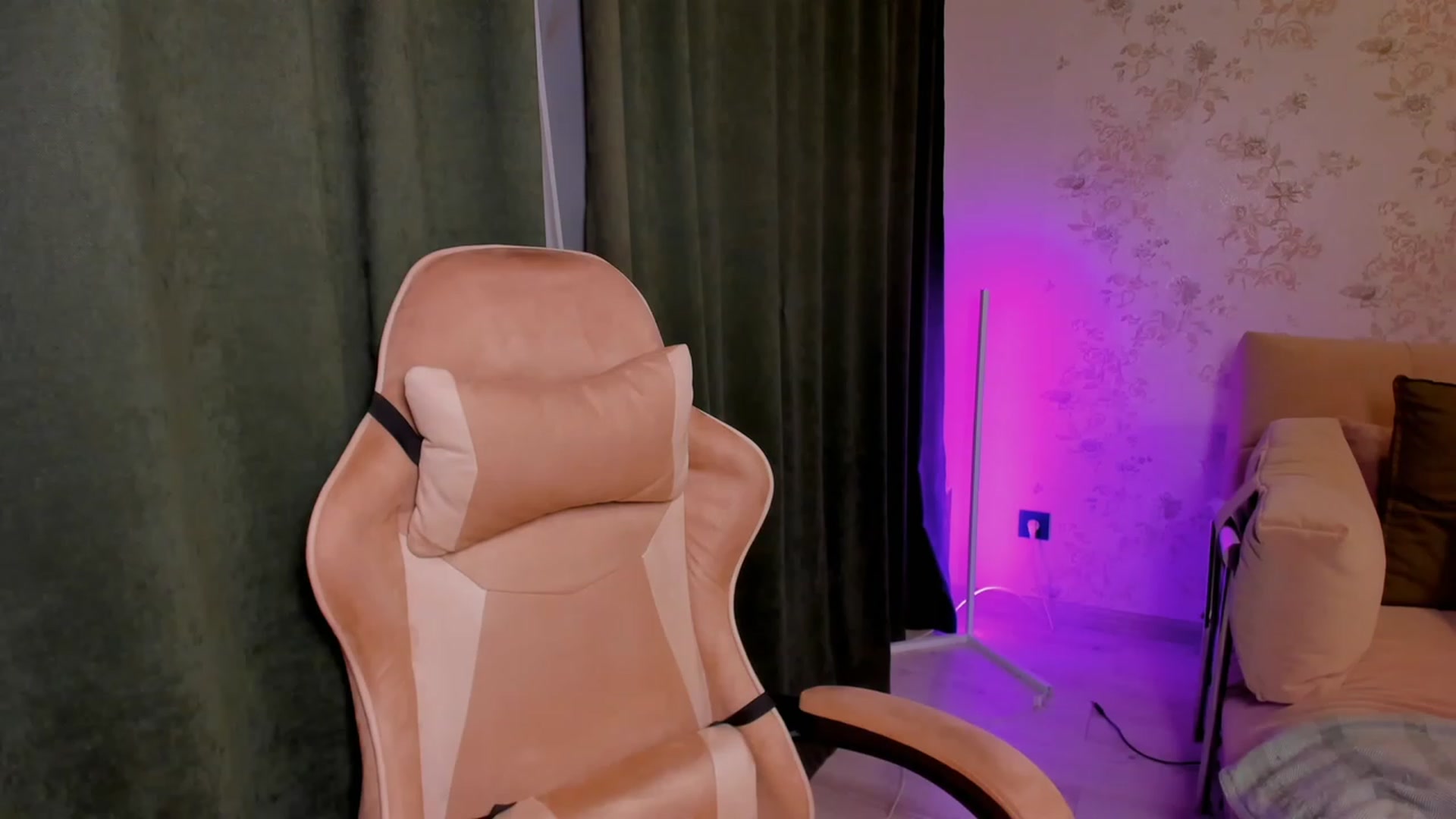 Gallery image thumbnail from Make_my_Luck's myfreecams stream on, 10/24/2023, 19:14 image 1 of 20