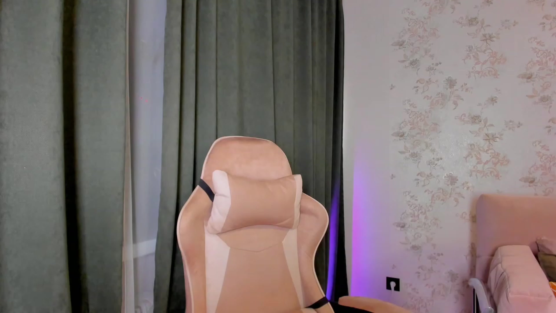 Gallery image thumbnail from Make_my_Luck's myfreecams stream on, 11/15/2023, 20:47 image 6 of 20