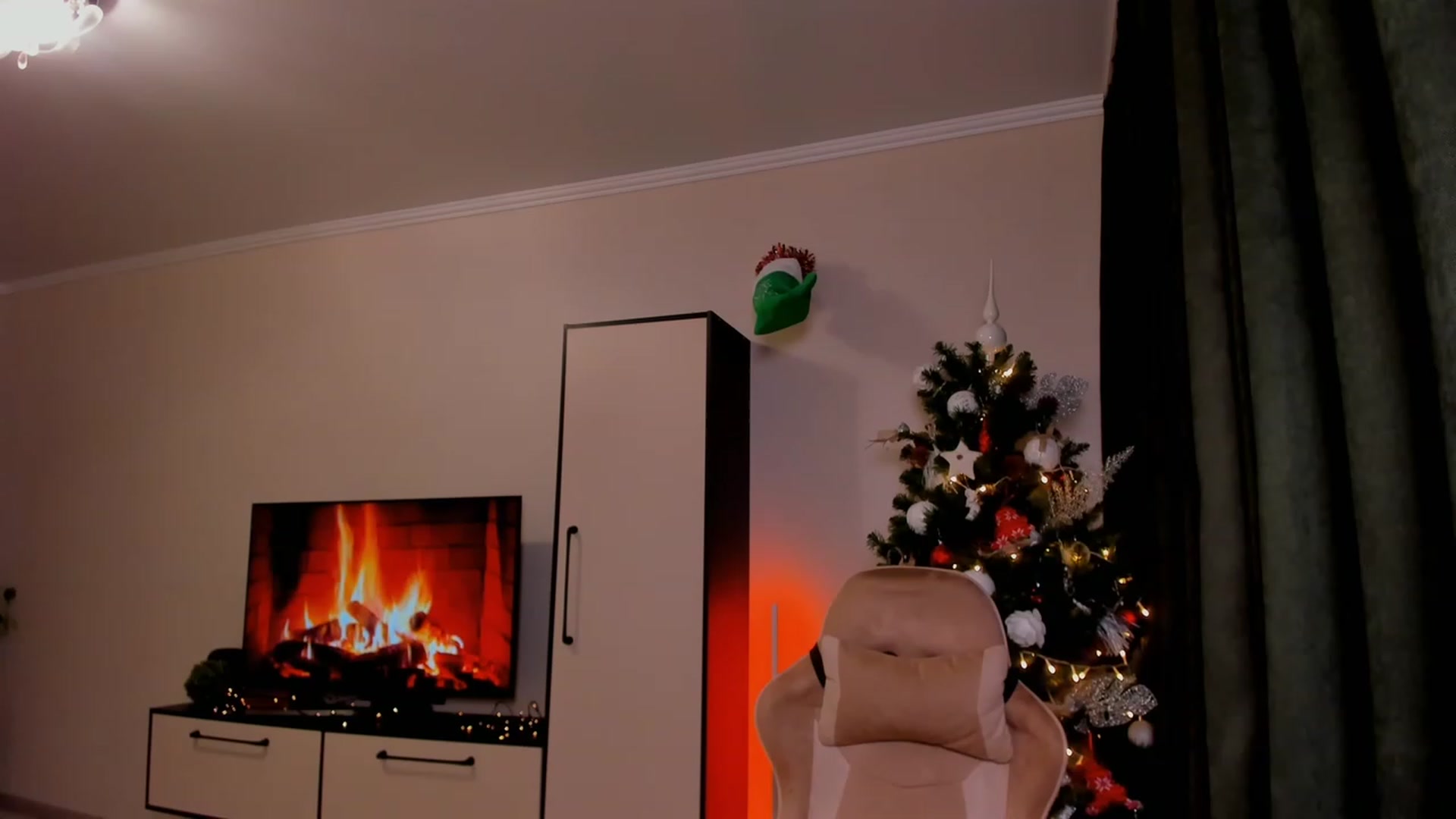 Gallery image thumbnail from Make_my_Luck's myfreecams stream on, 12/11/2023, 19:37 image 13 of 20