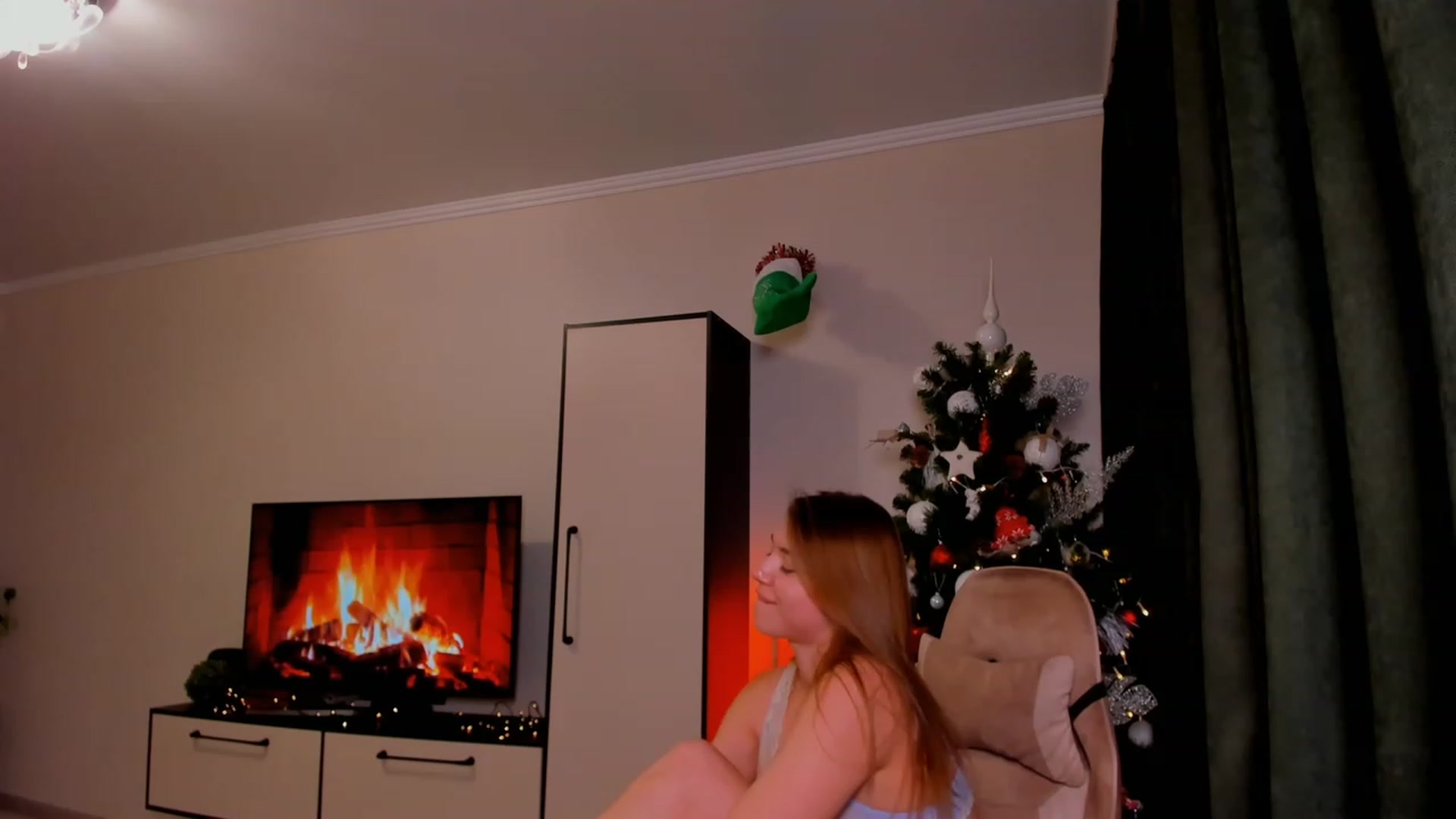 Gallery image thumbnail from Make_my_Luck's myfreecams stream on, 12/11/2023, 19:37 image 14 of 20
