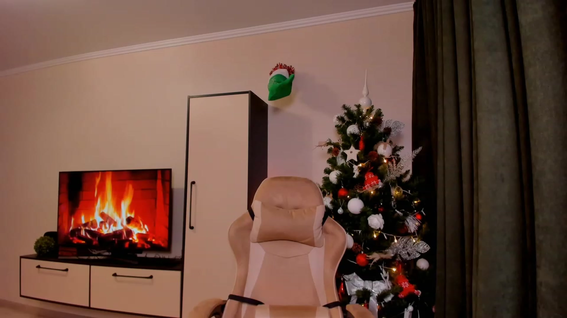 Gallery image thumbnail from Make_my_Luck's myfreecams stream on, 12/17/2023, 18:25 image 4 of 20