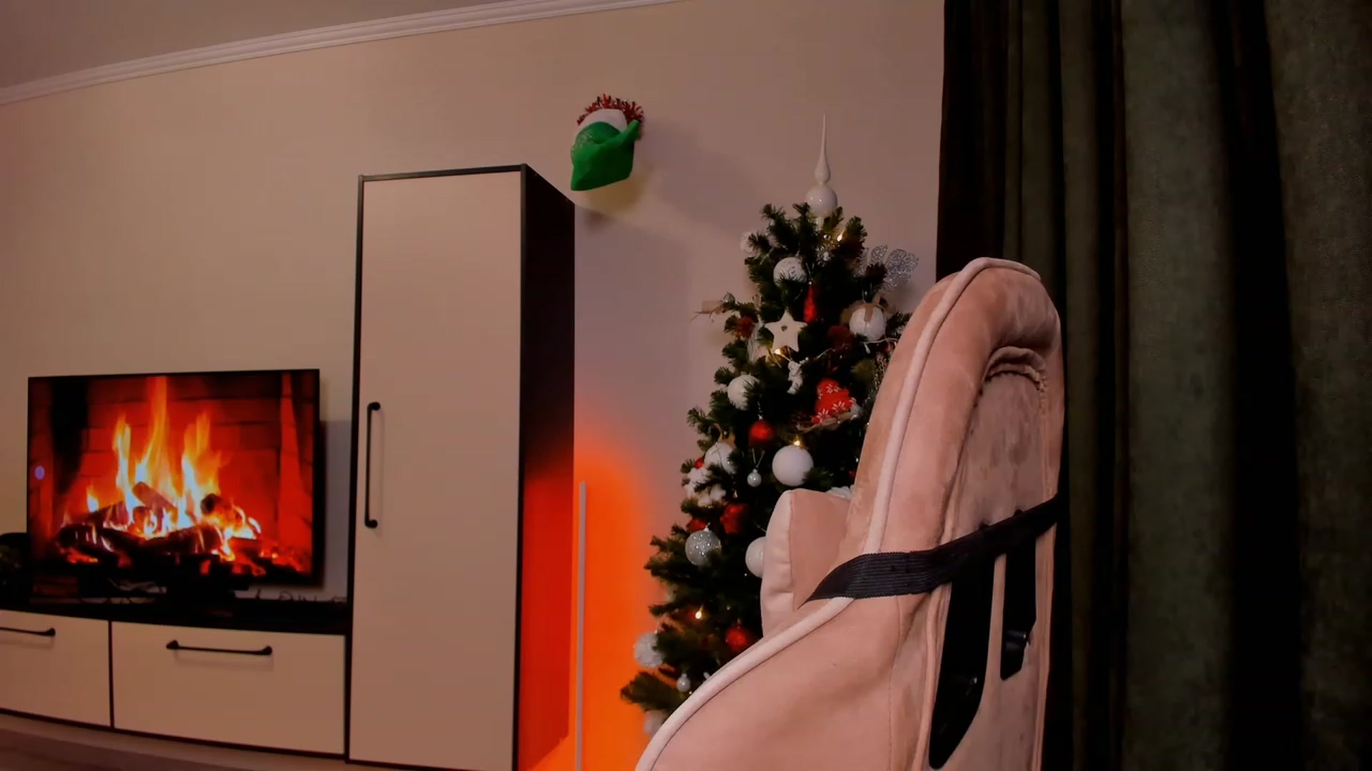 Gallery image thumbnail from Make_my_Luck's myfreecams stream on, 12/17/2023, 18:25 image 1 of 20