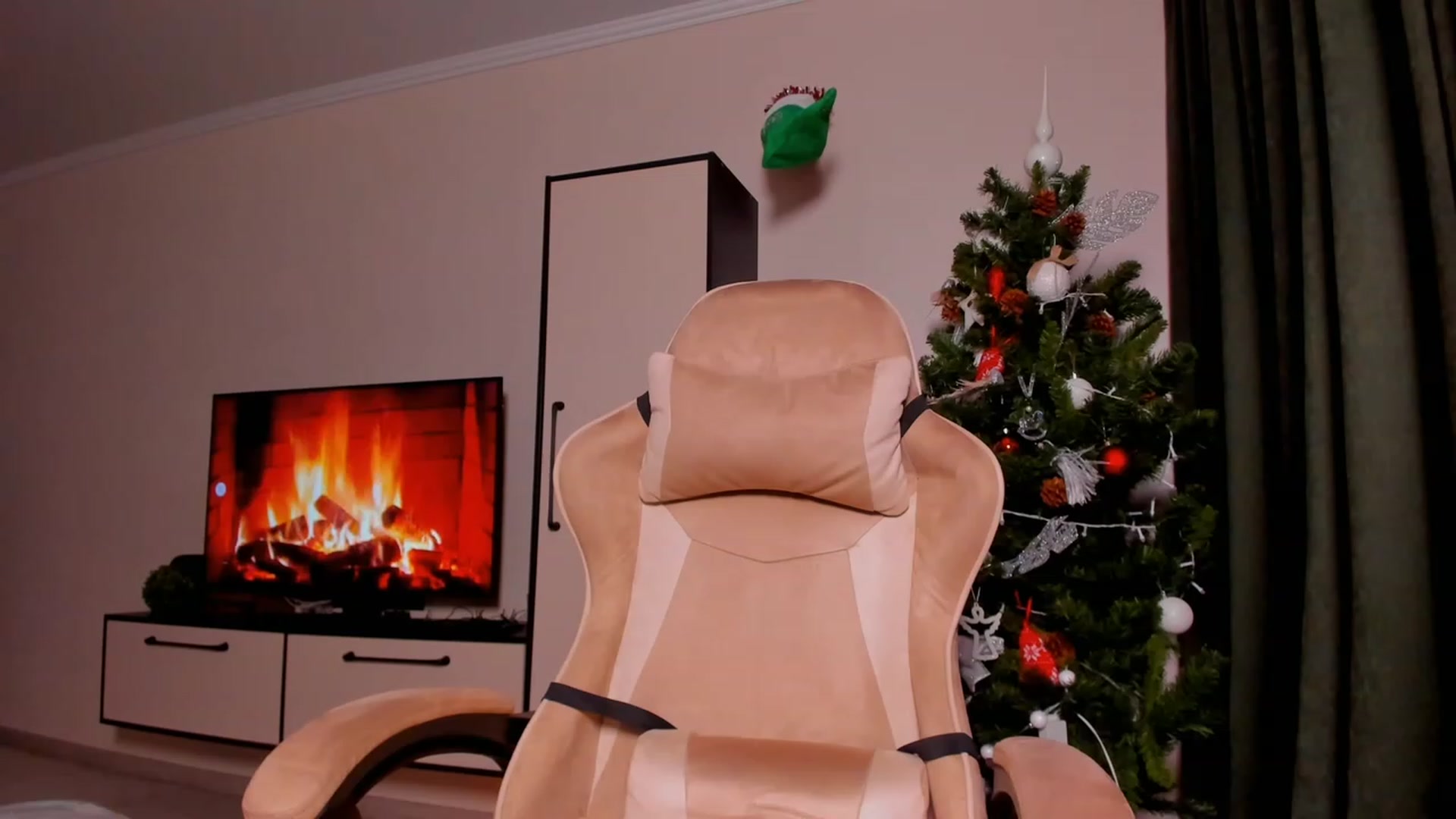 Gallery image thumbnail from Make_my_Luck's myfreecams stream on, 12/20/2023, 22:31 image 7 of 20