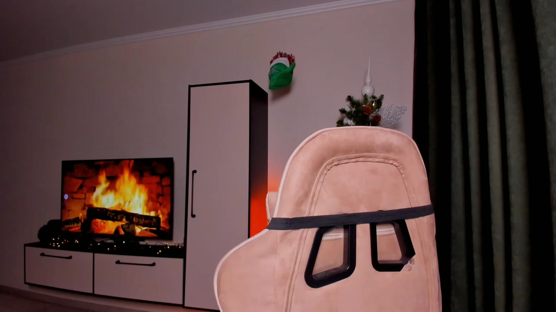 Gallery image thumbnail from Make_my_Luck's myfreecams stream on, 12/22/2023, 19:21 image 1 of 20
