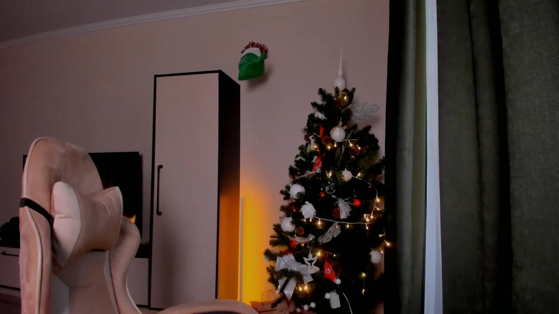 Gallery image thumbnail from Make_my_Luck's myfreecams stream on, 12/24/2023, 11:58 image 18 of 20