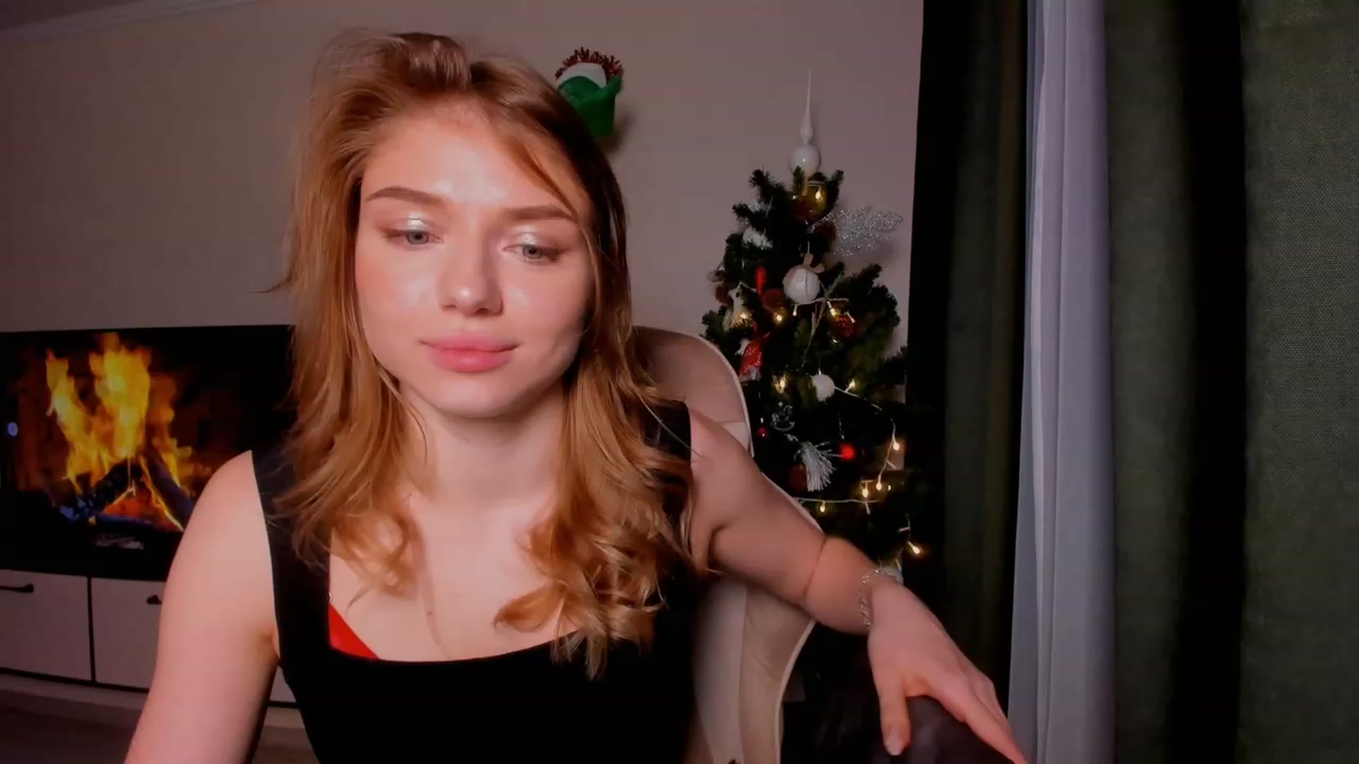 Gallery image thumbnail from Make_my_Luck's myfreecams stream on, 12/24/2023, 13:16 image 10 of 20