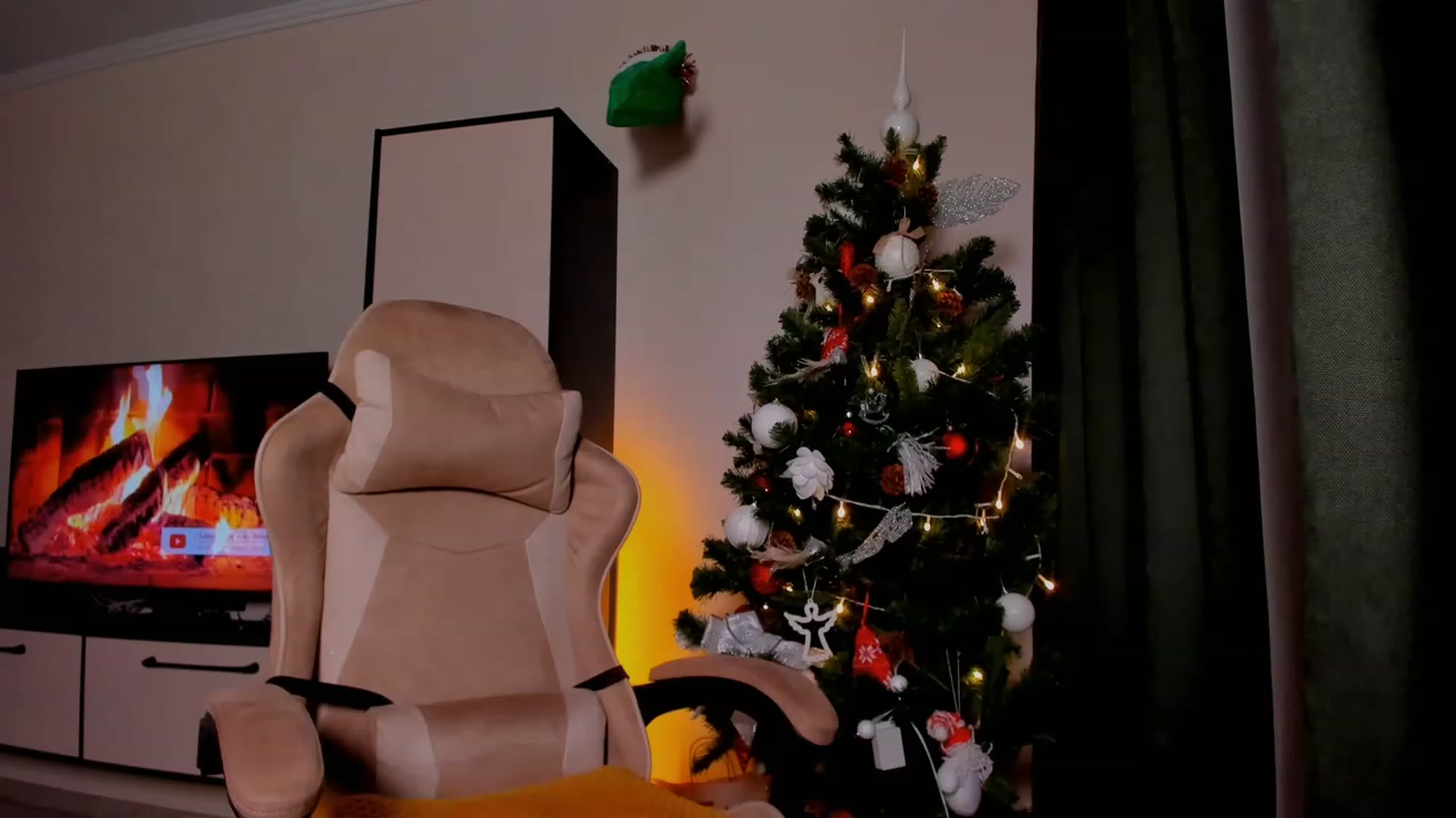 Gallery image thumbnail from Make_my_Luck's myfreecams stream on, 12/25/2023, 19:59 image 12 of 20