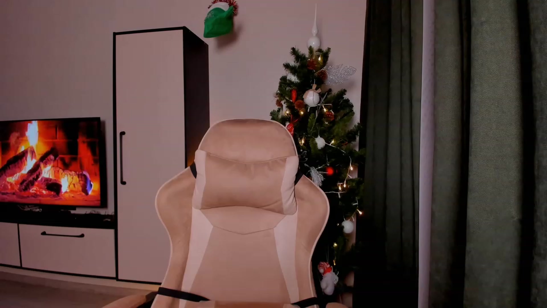 Gallery image thumbnail from Make_my_Luck's myfreecams stream on, 12/25/2023, 21:14 image 9 of 20