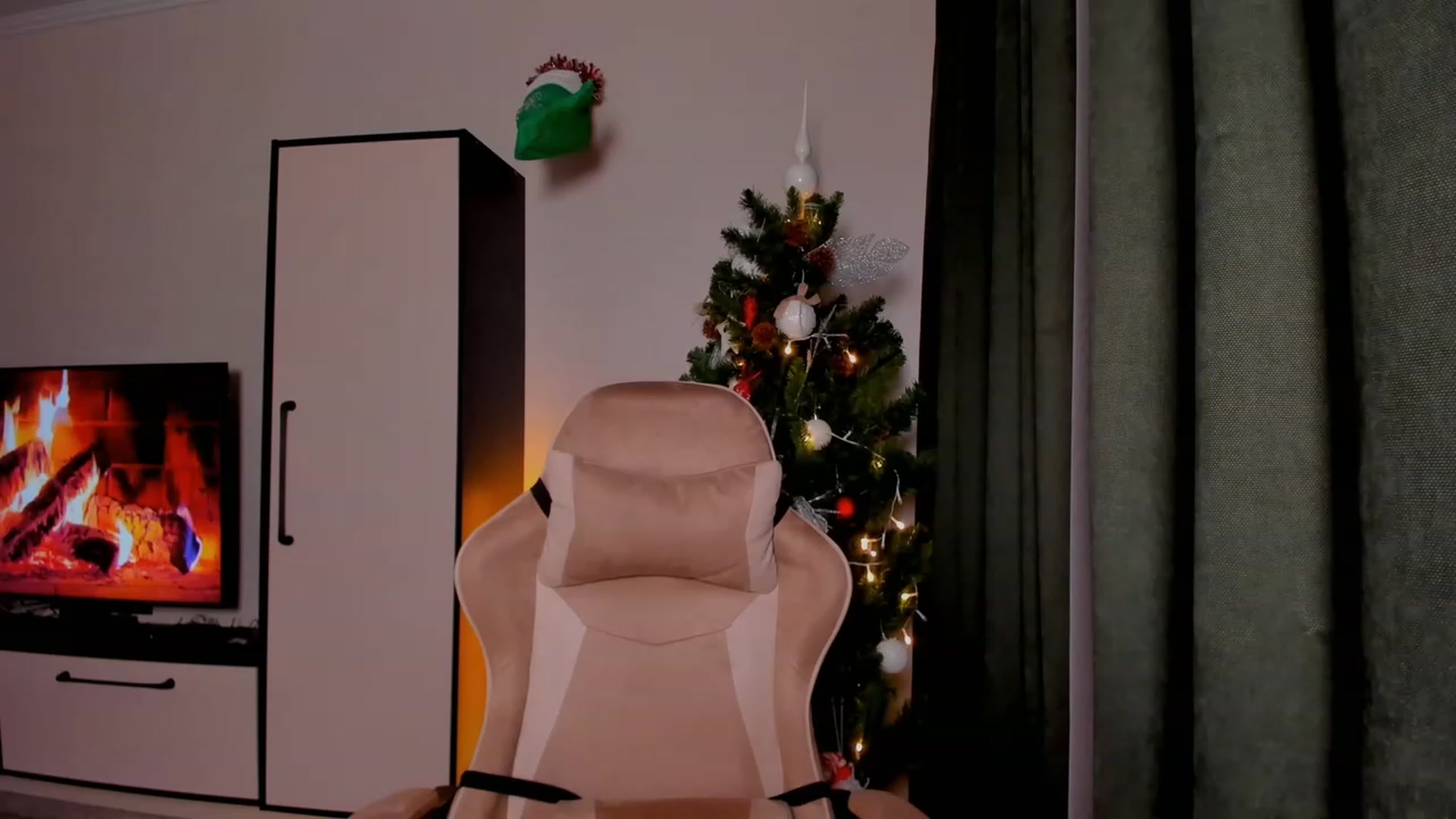 Gallery image thumbnail from Make_my_Luck's myfreecams stream on, 12/25/2023, 21:55 image 15 of 20