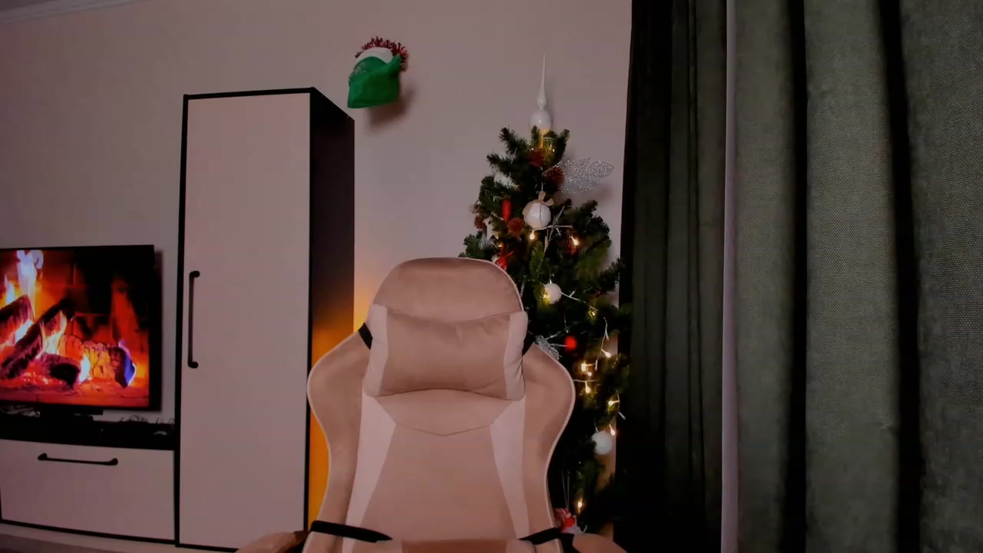 Gallery image thumbnail from Make_my_Luck's myfreecams stream on, 12/25/2023, 21:55 image 14 of 20