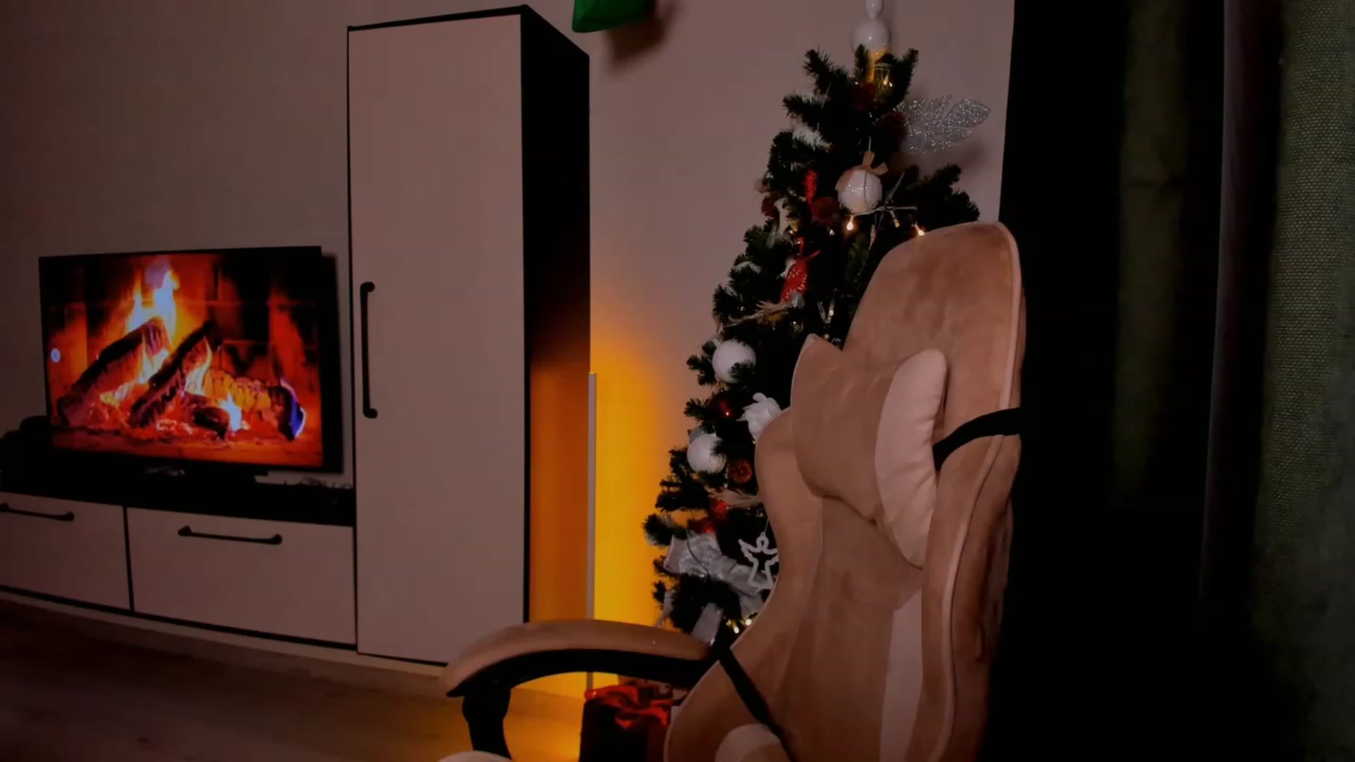 Gallery image thumbnail from Make_my_Luck's myfreecams stream on, 12/26/2023, 19:46 image 19 of 20
