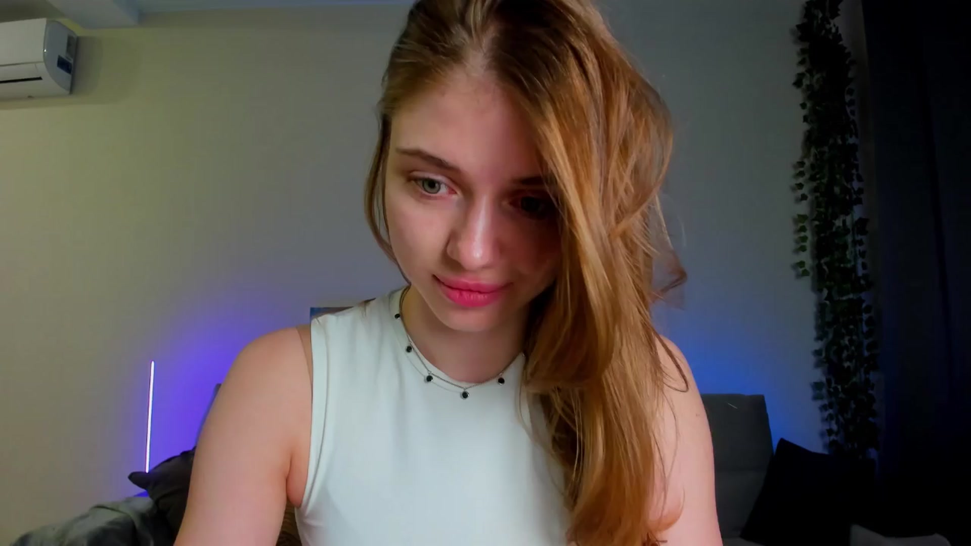 Gallery image thumbnail from Make_my_Luck's myfreecams stream on, 04/19/2024, 16:21 image 4 of 20