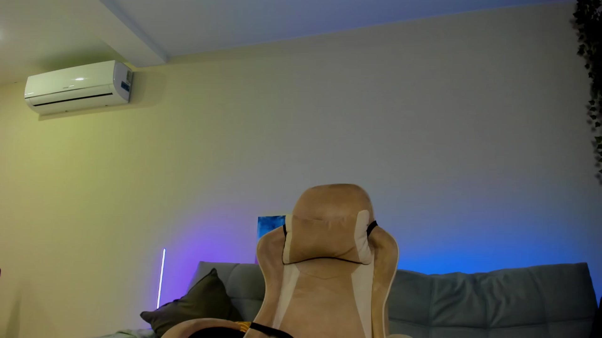 Gallery image thumbnail from Make_my_Luck's myfreecams stream on, 04/19/2024, 16:21 image 2 of 20