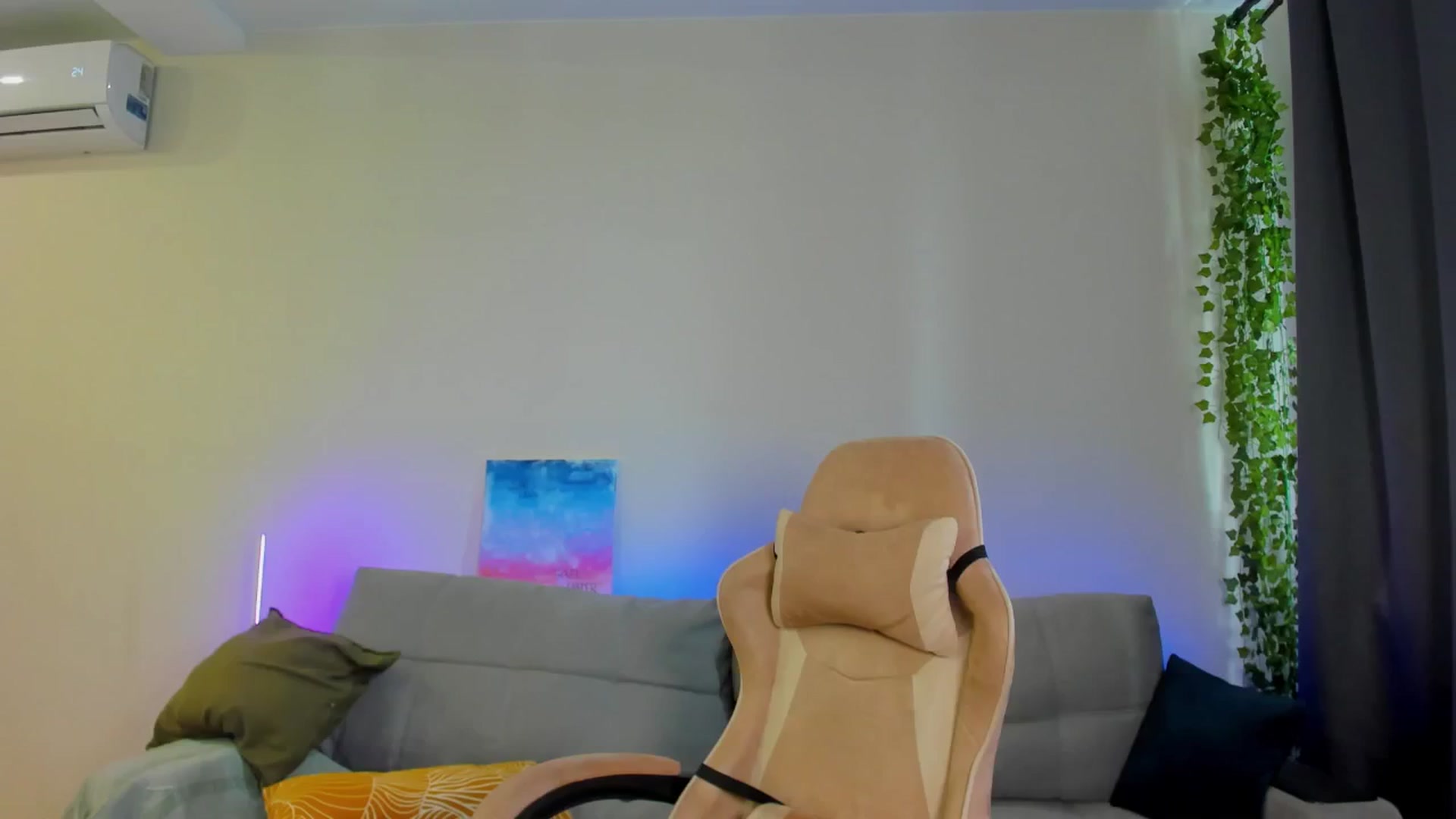Gallery image thumbnail from Make_my_Luck's myfreecams stream on, 04/25/2024, 09:40 image 14 of 20