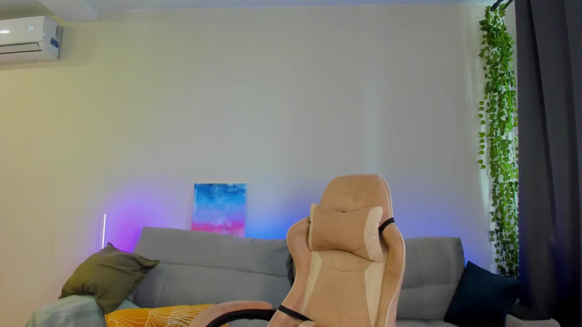 Gallery image thumbnail from Make_my_Luck's myfreecams stream on, 04/25/2024, 09:40 image 12 of 20
