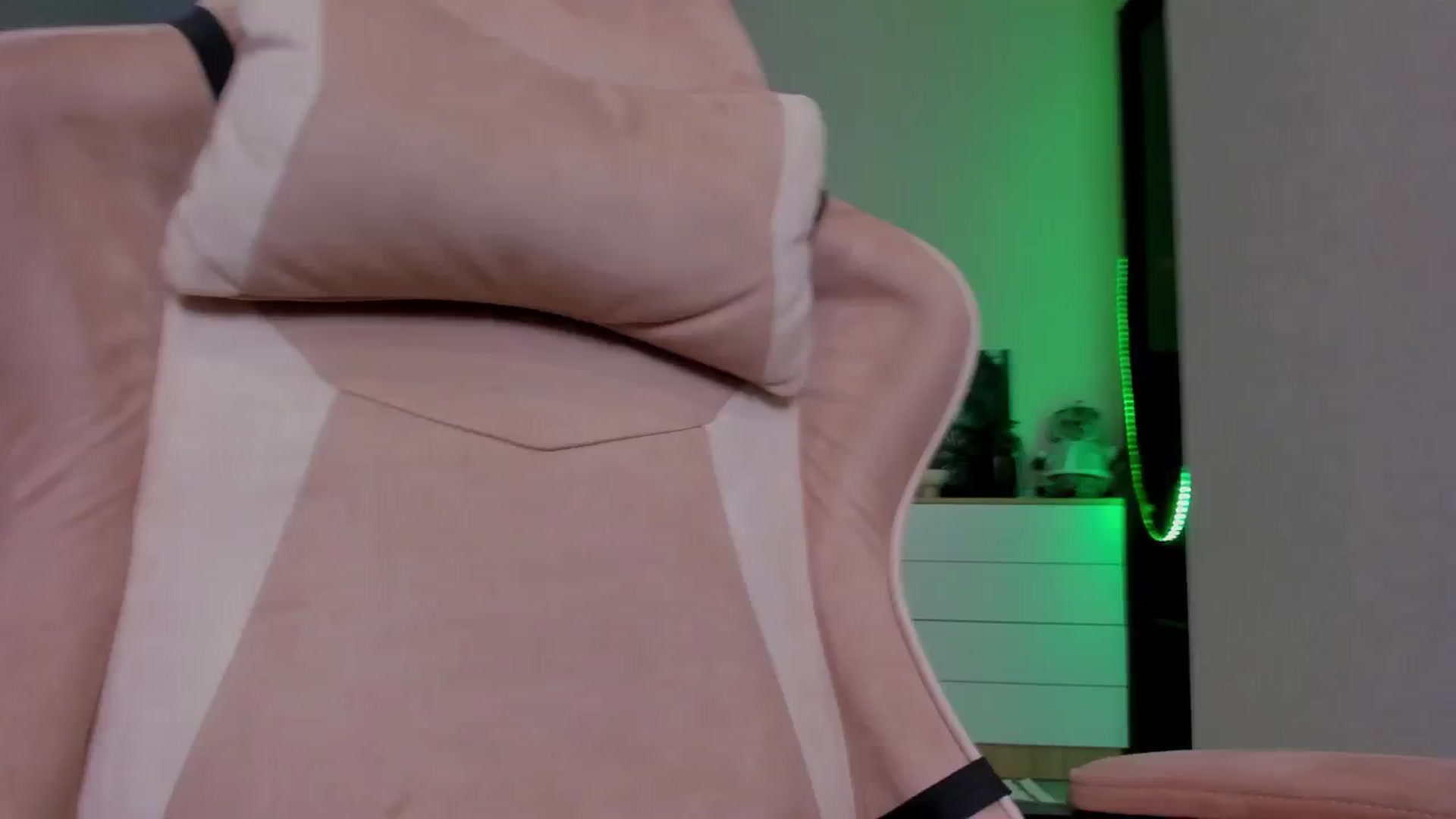 Gallery image thumbnail from Make_my_Luck's myfreecams stream on, 05/27/2024, 16:10 image 1 of 20