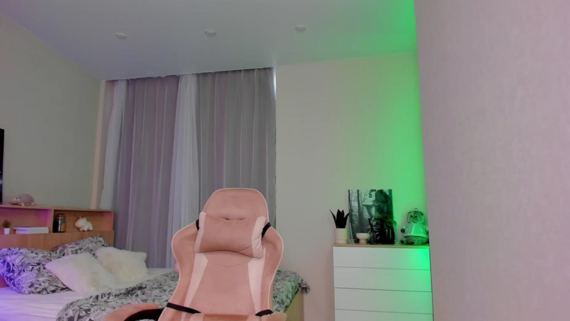 Gallery image thumbnail from Make_my_Luck's myfreecams stream on, 05/27/2024, 16:10 image 12 of 20