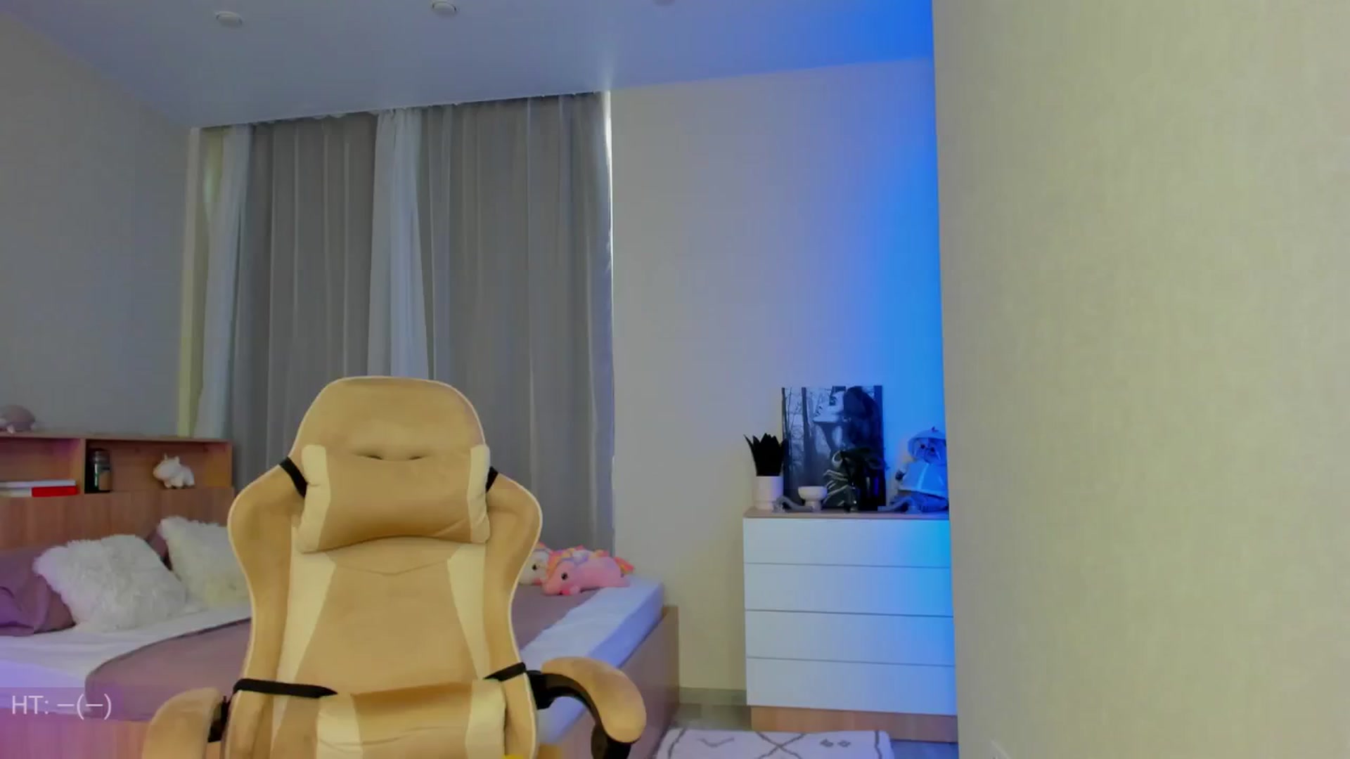 Gallery image thumbnail from Make_my_Luck's myfreecams stream on, 07/24/2024, 14:17 image 7 of 20