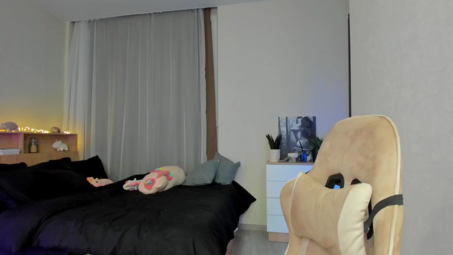 Gallery image thumbnail from Make_my_Luck's myfreecams stream on, 11/25/2024, 17:54 image 1 of 20