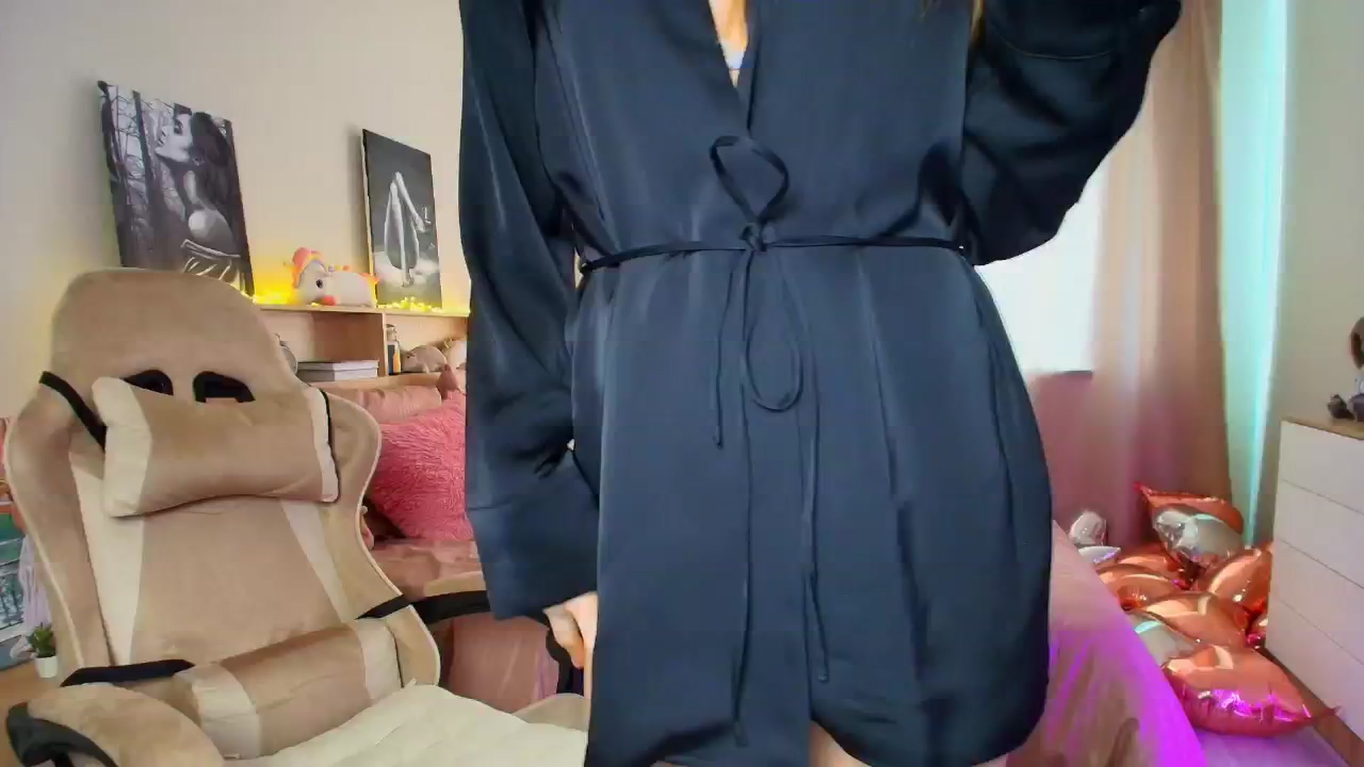 Gallery image thumbnail from Make_my_Luck's myfreecams stream on, 04/29/2025, 08:11 image 18 of 20